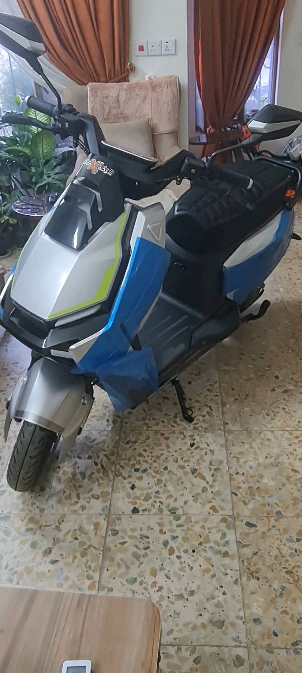 شحن فضائي • ست بطاريات • ٢٠٠٠واط