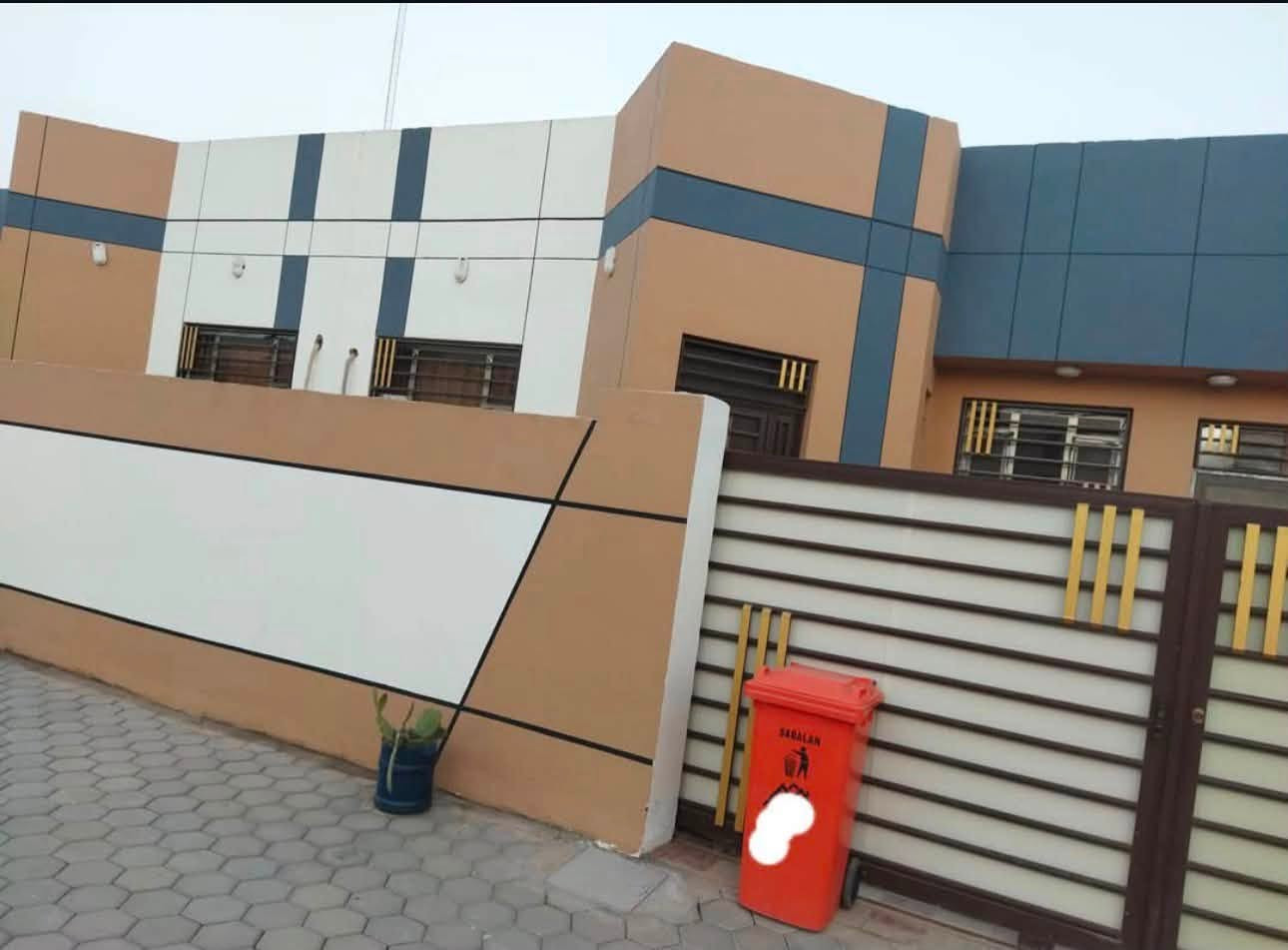 متوفر بيت للبيع في مجمع حي الجامعه السكني 200متر طابق واحد متكون من غرف نوم عدد2 وستقبال وصاله ومطبخ وصحيات عدد2 ومناور عدد2 احد المناور مستخدم مطبخ حار ولطابق الثاني بيتونه وصطح بيت متكامل مطلوب مبادره للاستفسار الاتصال او مراسله الوتساب***********

