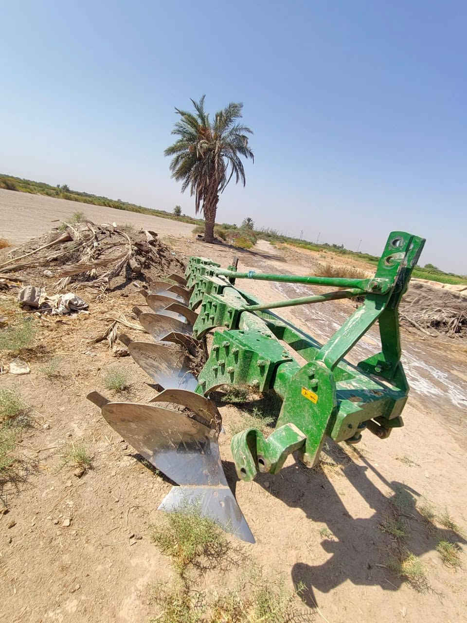 سلام عليكم فدان شاصي ابو البوري خماسي حجم 14 مكفول كفالة عامة ما مشتغل شي قليل جدا المكان السماوة الرميثة السعر 6ملاين ونص لمعرفة التفاصيل اتصال عل رقم ***********
