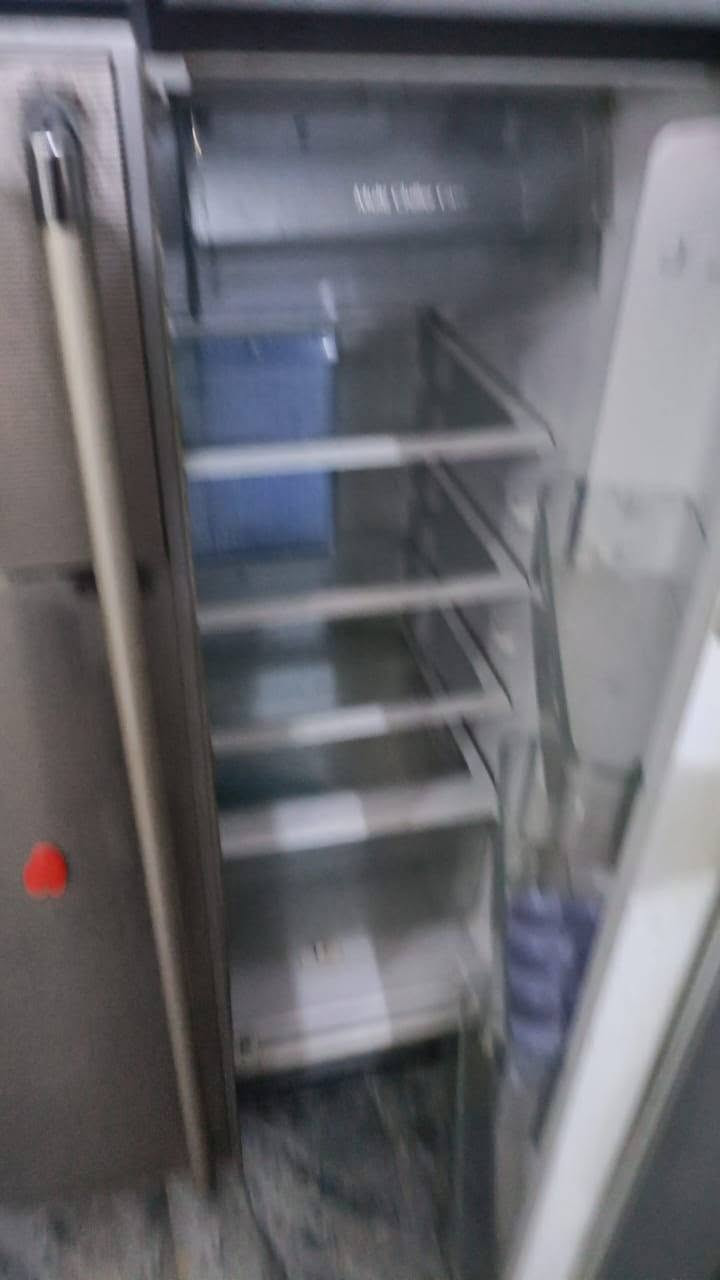 ثلاجه اربعه باب لبيع نوع هيتاشي ياباني فريز شغال بس جوه نقص غاز سعر ٢٥٠ وبيه مجال  استفسار اتصال رقم ***********
