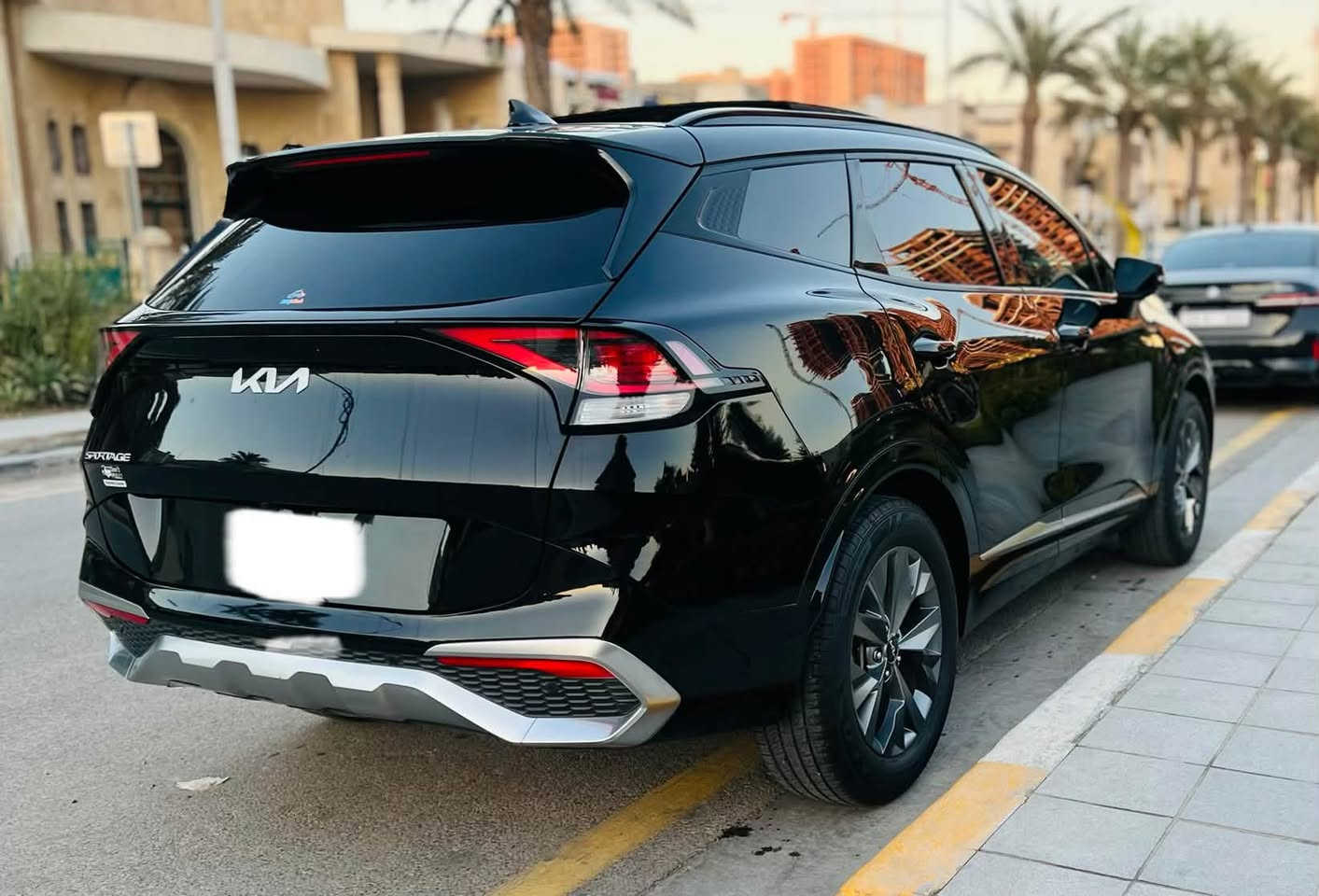 السلام عليكم ورحمة الله وبركاته
للبيع كيا سبورتج موديل 2023 وارد أمريكا بدي طويل
ممشى ٥٣ الف ميل
محرك حجم 2500 Cc
📌 اللون: أسود ملكي
📌 بدون صبغ – بدون تبديل – بدون شواصي
📌 الملاحظة الوحيدة: دعامية أمامية وبارد بالبنيد فقط 
📌 ايرباك مصلح سستم 

الفئة: SX فل كامل

المواصفات:
✔️ فتحة سقف بانوراما
✔️ شاشة جبيرة متصلة (دبل سكرين)
✔️ تشغيل بصمة وتشغيل عن بعد
✔️ مقاعد جلد
✔️ كشنات كهرباء مع خزن (ميموري)
✔️ صندوق كهرباء (جكات)
✔️ سستم صوت أصلي Harman Kardon 🎶
✔️ حساسات خلفية
✔️ رادار أمامي
✔️ نظام النقاط العمياء
✔️ مثبت السرعة: رادار ذكي (Smart Cruise Control) يحافظ على المسافة بينك وبين السيارة اللي أمامك.
✔️ نظام التوقف التلقائي: التحذير من الاصطدام الأمامي مع مكابح الطوارئ.
✔️ Auto Stop / Start
‏✔️ Auto Hold

السيارة نظيفة جداً وحالة ممتازة، ✨
السعر ١٩٥ ورقه
رقم الشاصي للشفافية:
5XYK43AF7PG028450
السيارة مرقم بغداد دولي

