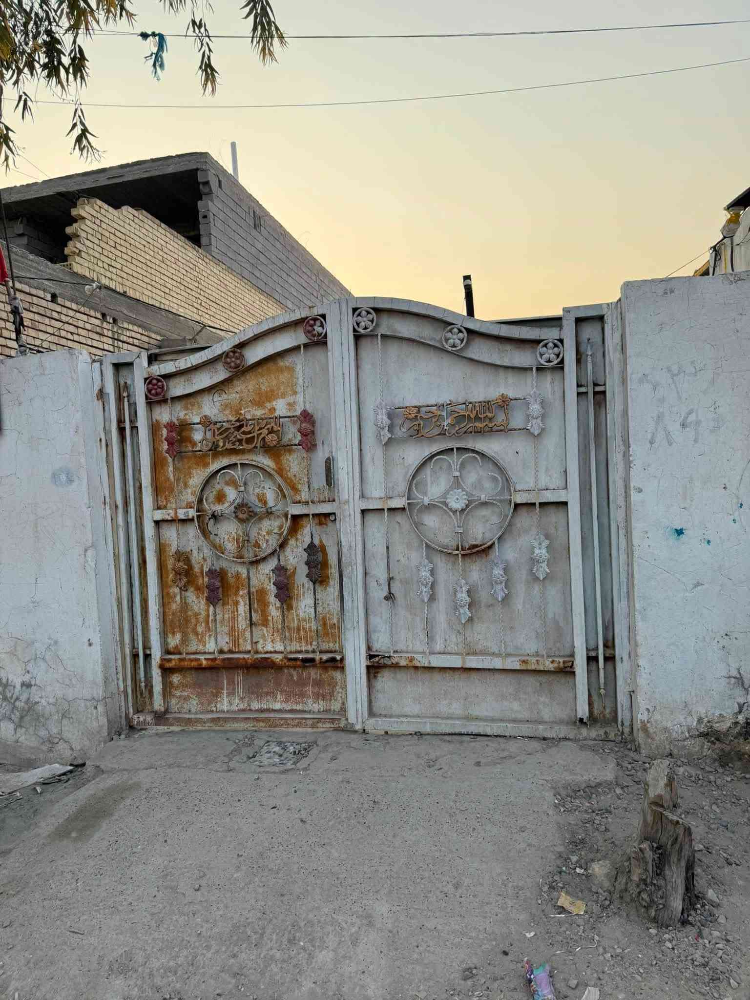 السلام عليكم
الدار للبيع مساحة 180متر سقف سندويش بيت جديد جاهز للسكن عنوان البيت حي البساتين حي السلام مدخل الثاني بيت مناسب مواصفات البيت غرفتين نوم صالة ومطبخ وستقبال كراج كبير 
اتصل على هذا الرقم ***********
