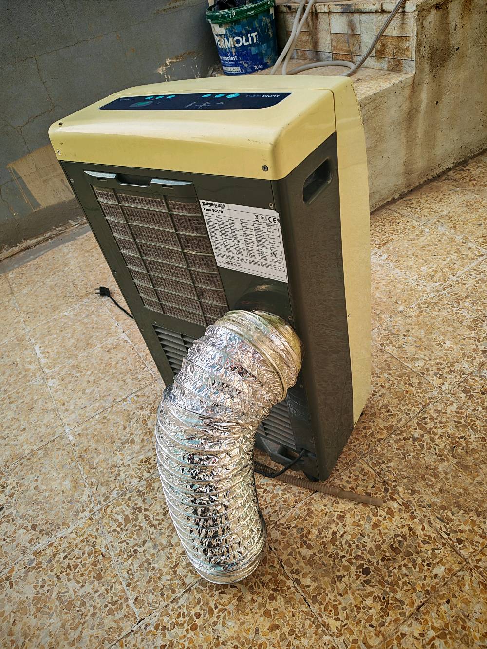 سبلت ام 1 طن للبيع
شرط شغال سعره 140 الف وبيها مجال
تواصل عل خاص عنوان موصل