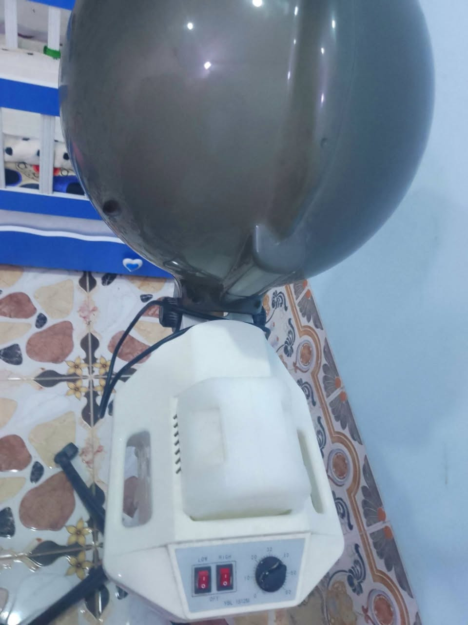 السلام عليكم
جهاز بخار شعر يصلح لصالونات نسائيه وصالونات رجاليه 
يستخدم لتقويه فروه الرأس  مع ستخدام زيوت شعر وامتصاصه السعر الاتصال عل رقم *********** او علق وراسلك
