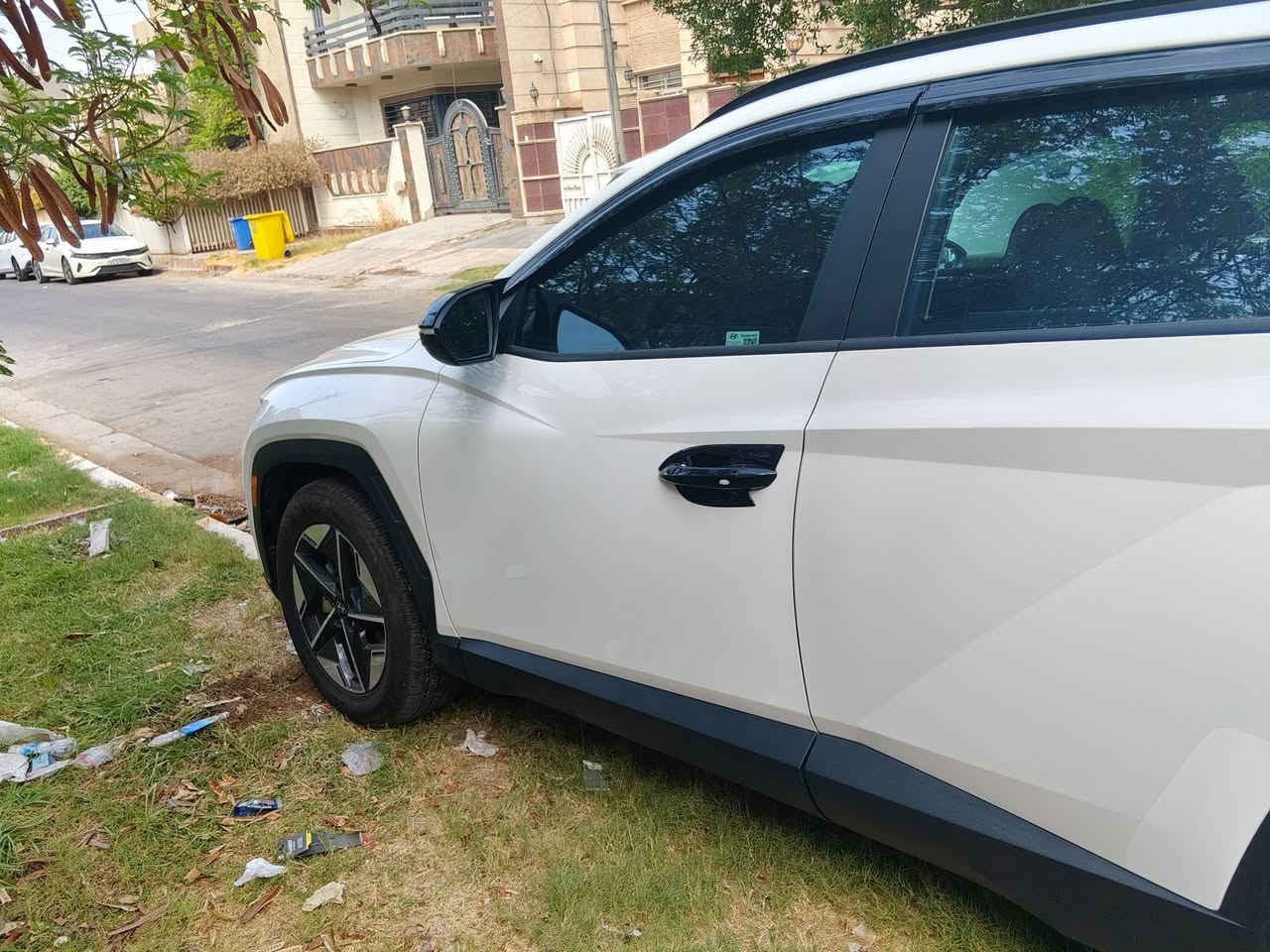 السلام عليكم 
Hyundai tucson 2025 SEL 
هونداي توكسان 2025 لون ابيض 

الضرر موضح بالصورة بچم كبس + مكانين بارد صغار 
المسافة المقطوعة :-- 9000 كيلو فقط 
المواصفات /## محرك 2500 4 سلندر 
1_لايت زينون بلادي عالي ناصي 
2_ صندوق كهرباء 
3_ رادار امامي + جوانب 
4_مانع اصتدام 
4_ اوتو هولد 
6_ نظام منحدرات
7_نظام اطفاء للمحرك بالازدحام 
8 كامرة دوارة + فول تحكم ستيرن + تحديد مسار + كروس + دشبول شاشة متصل + شاحن وايرليس + منافذ شحن سريع للهواتف + كشن كهرباء + تدفئة ستيرن 
9_ تشغيل عن بعد + تبريد قطعتين + تبريد منفصل 
10 _ بصمة تشغيل ودخول ذكي ترحيب باليدات اضوية 
جميع الايرباكات سليمة 
السيارة جبتها ماشيه 3 الف فقط على ايدي ارقة الدهن وبانزين محسن ما ناقصها اي شي 
للبيع او مراوس بأقل محتاج فرق 
مرقم شهداء بأسمي بغداد السعر (190) 
وكالة للمشتري تحويل اقل سنة ونص وتعهد للتحويل شرط( ‏‪( ***********‬‏ للاتصال + واتساب 
ملاحضة / كلشي ذاكرلك بالمنشور من سعر ومواصفات وضرر كلشي واضح الشراي يجي ويشوف وشكرا
