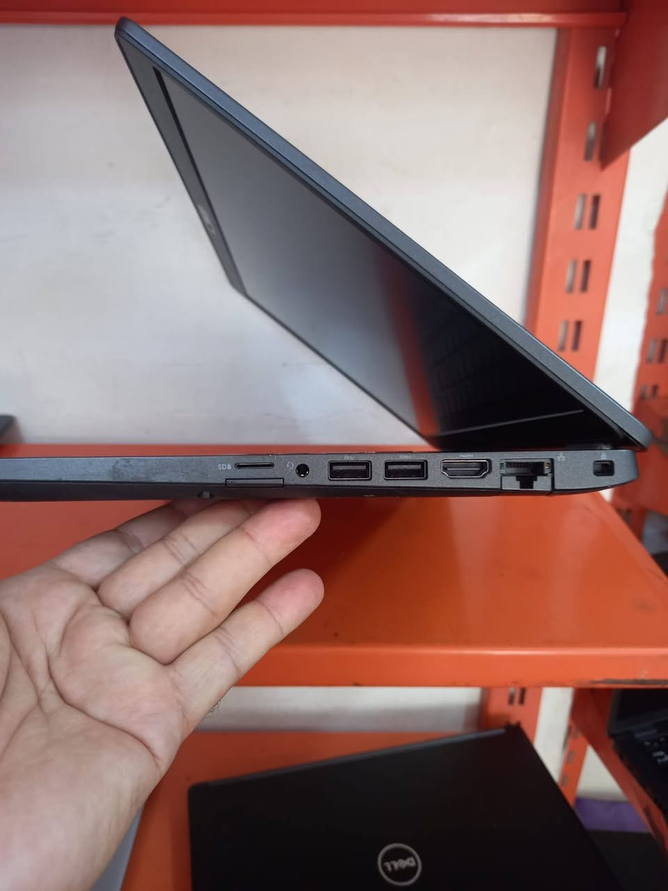 لابتوب دل dell 5400
الجيل الثامن 
المعالج كور اي 5 الجيل 8
الهارد    256    ssd  m.2
الرام 8.  ddr4 
كارت الشاشة  4  شير 
حجم الشاشة  14 
الشاحنة اصلية 
يحتوي على منفذ تايب سي للشحن او نقل البيانات
نظام التشغيل ويندوز 10 عربي انكليزي 
الملحقات شاحنة وجنطة 
السعر  235

***********
***********
يوجد توصيل

متوفر 
تتوفر مجموعة لابتوبات بأسعار مناسبة ومواصفات مختلفة
