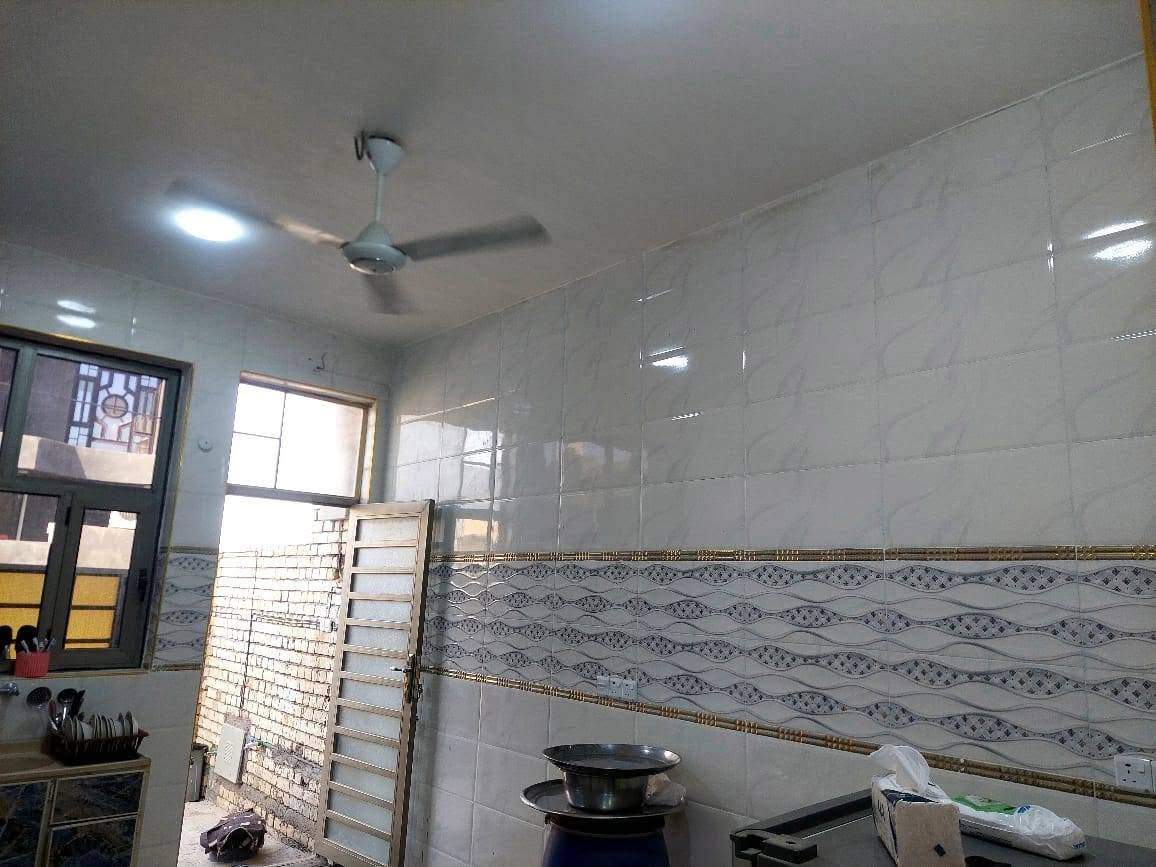 🏠 بيت للبيع منطقة الموظفين 

للبيع بيت بمساحة 150 م²
📐 7.5 م × 20 م

يتكوّن من:
▪️ استقبال
▪️ صالة
▪️ مطبخ
▪️ غرف نوم عدد 2
▪️ صحيات عدد 2
▪️ منور عدد 2
▪️ حمام
▪️ بيتونة
▪️ استارة
▪️ أرضية صبّة
▪️ شبابيك ألمنيوم

📞 للاستفسار والتواصل:
***********
قناتنا على التلكرام👎
https://t.me/al99iy

🏡 فرصة مناسبة للسكن والاستثمار
