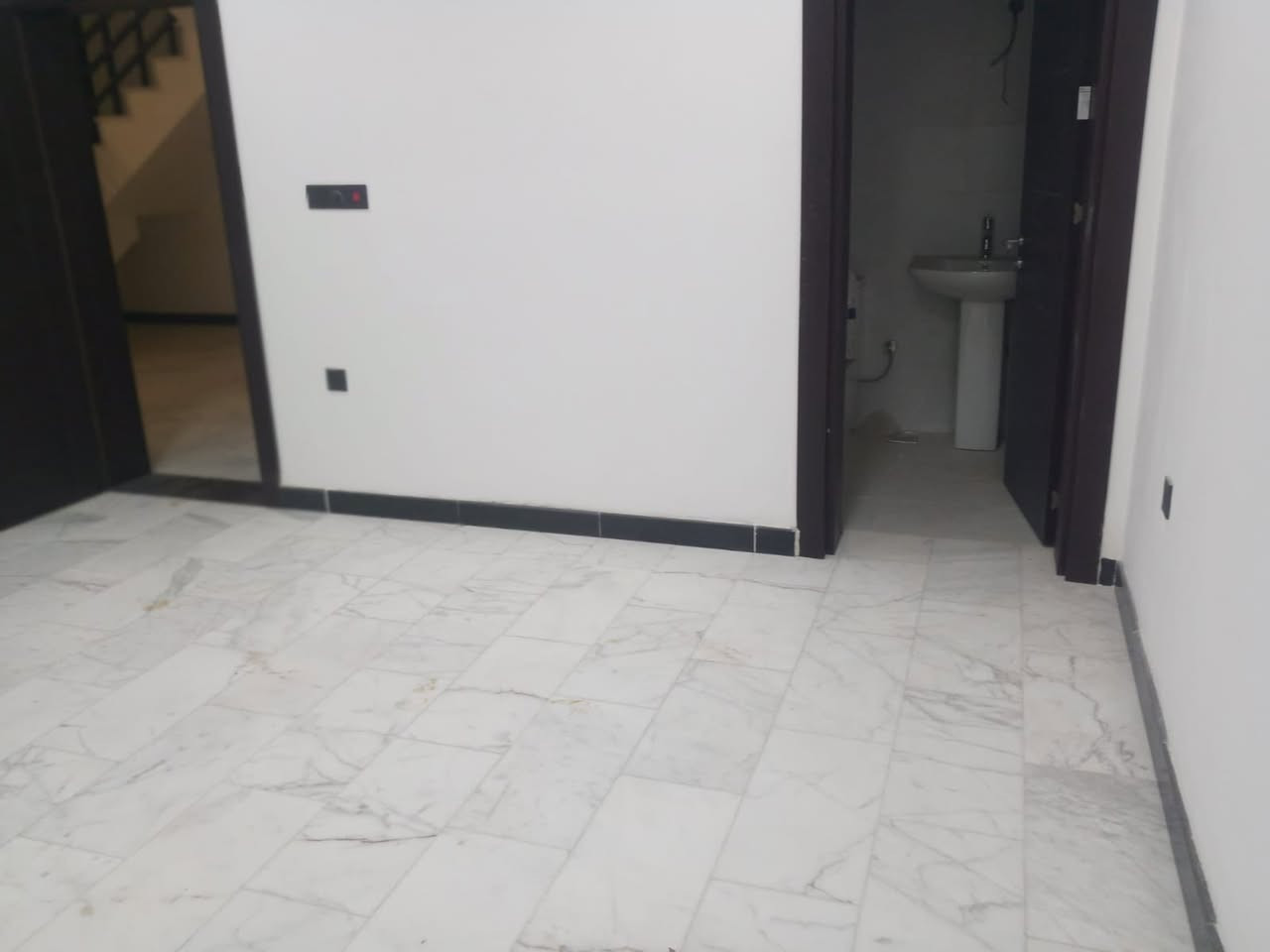 للإيجار • ٥ دور • ٤٠٠م و ٥٠٠م
