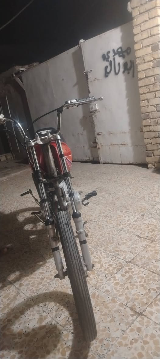 دراجه بدون اوراق مكينه ناعمه وشاصي امتياز دراجه تايرات جدد وياله نضيفه دراجه شغل وطلع 
 سعره 350بيه مجال حك جيه ولاتعبني ولا اتعبك هاي كلشي لبدراجه وهاذ رقم للخاص ***********مكاني دبيسات
