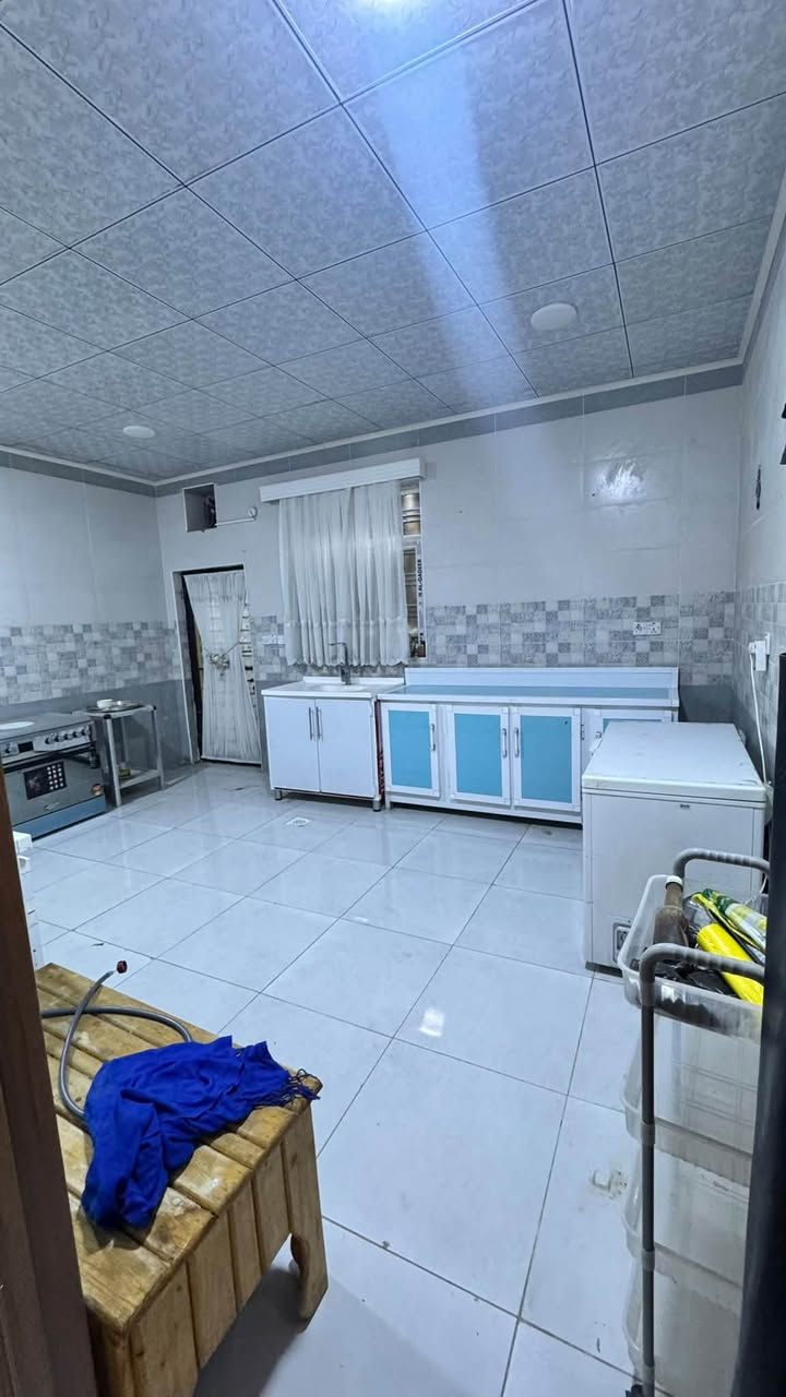 بيت للبيع مجمع الكرار السكني ٢٠٠ متر شارع ٢٠  السنتر مفتوح على البوابه الرئيسيه مرحله ثانيه مطلوب للمصرف العقاري 

السعر ٨٥ مليون مع مجال بسيط 
البيت نضيف جدا طابقين يحتوي على مطبخ وصاله واستقبال وغرفتين نوم وحديقه خارجيه 
للاستفسار الاتصال على الرقم 
***********
