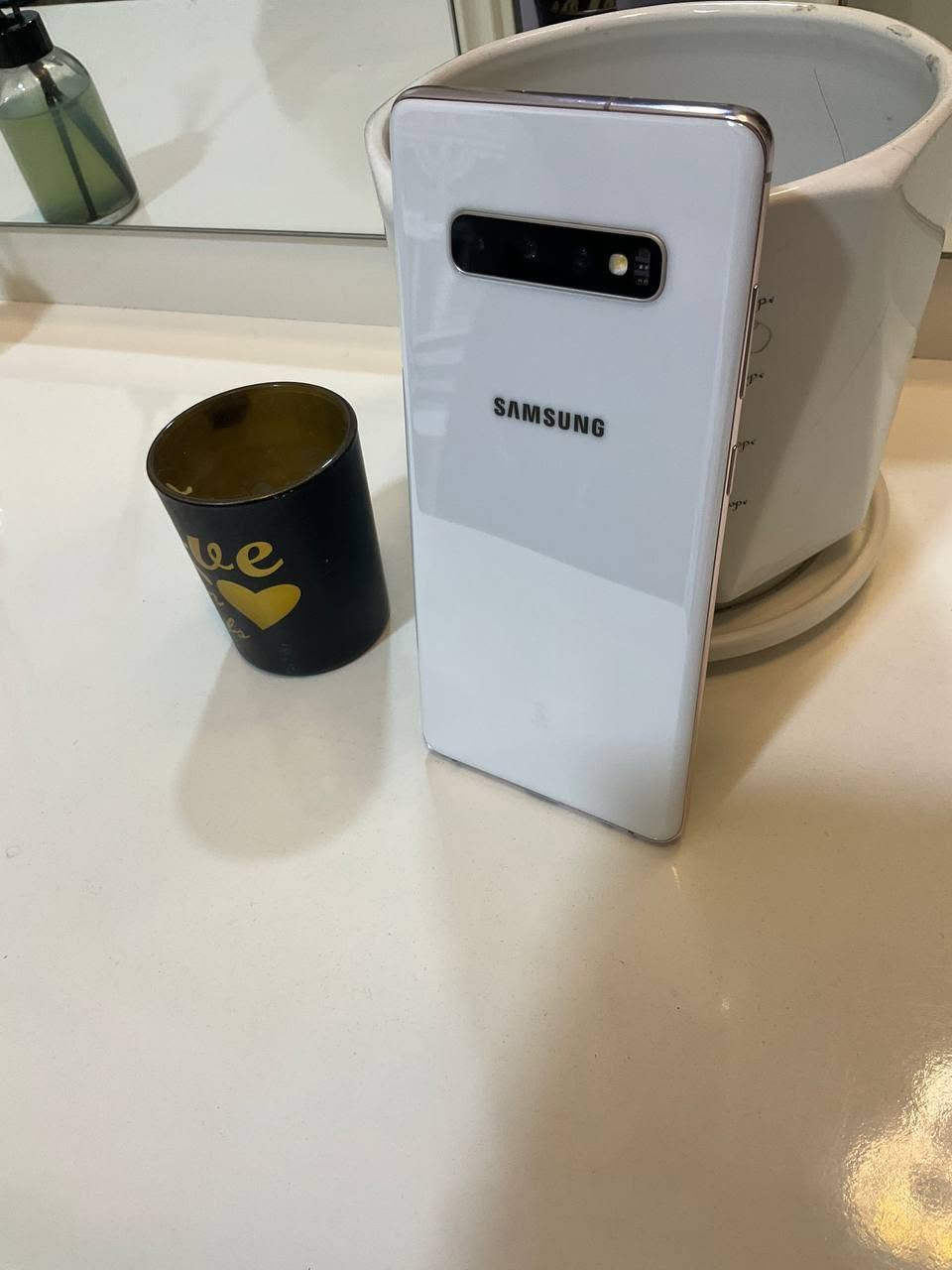 *Samsung Galaxy S10+ نسخة 512GB* 👑

هاي اعلى نسخة نزلت من الجهاز

### *المواصفات الكاملة:*

*الذاكرة والمعالج:*
- *الذاكرة*: 512GB UFS 2.1 
- *الرام*: 12GB 
- *المعالج*: Snapdragon 855 - 7 نانومتر
- *يدعم ذاكرة خارجية*: لحد 1TB اضافية

*الشاشة:*
- *الحجم*: 6.4 انش Dynamic AMOLED منحنية
- *الدقة*: 2K+ 3040x1440
- *حماية*: Gorilla Glass 6

*الكاميرا:*
- *خلفية*: 12MP اساسية + 12MP زوم x2 + 16MP واسعة جداً
- *امامية*: 10MP + 8MP للعزل
- *تصوير*: 4K 60fps + تصوير بطيء 960fps

*البطارية والباقي:*
- *البطارية*: 4100mAh 
- *الشحن*: سريع 15W + لاسلكي 15W + عكسي
- *مقاومة*: IP68 ضد المي
- *امان*: بصمة بالماوس + بصمة وجه
- *اضافات*: شريحتين، منفذ سماعة 3.5mm، NFC

هاي النسخة انطبعت بكمية قليلة وكان اسمها *Ceramic Black/White* وجسمها سيراميك مو زجاج
مكاني. ذي قار ناحيه المنار  رقمي ***********
 سعر الجهاز 300.
