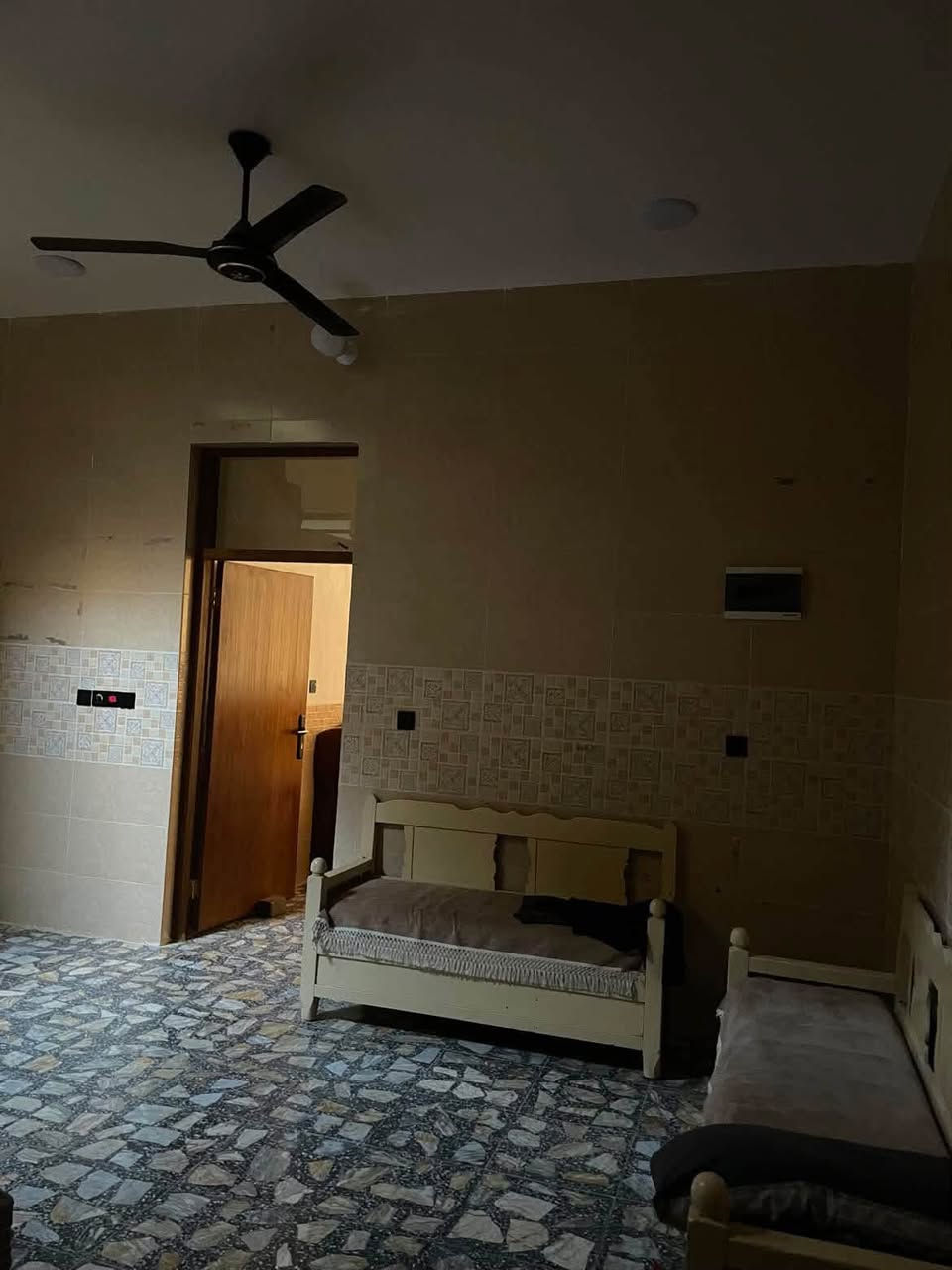بيت طابقين الزعفرانيه حي الامانه المساحه125الطابق الاول نقص بايات درج والمطبخ الامامي سيراميك نقص فقط اما الباقي فول الطابق الثاني نقص كاشي الارضيه ولبخ 
الاستقبال7*3ونص
مطبخ امامي210*6
الصاله5و75*4ونص
غرفه نوم 3ونص*5و75
مطبخ حراري داخلي2*3
حمام متر ونص *2
بناء2026
رقم القطعه935بعد شارع الروضه
وتفاصيل السعر خاص على الرقم متوفر بي واتساب
***********
