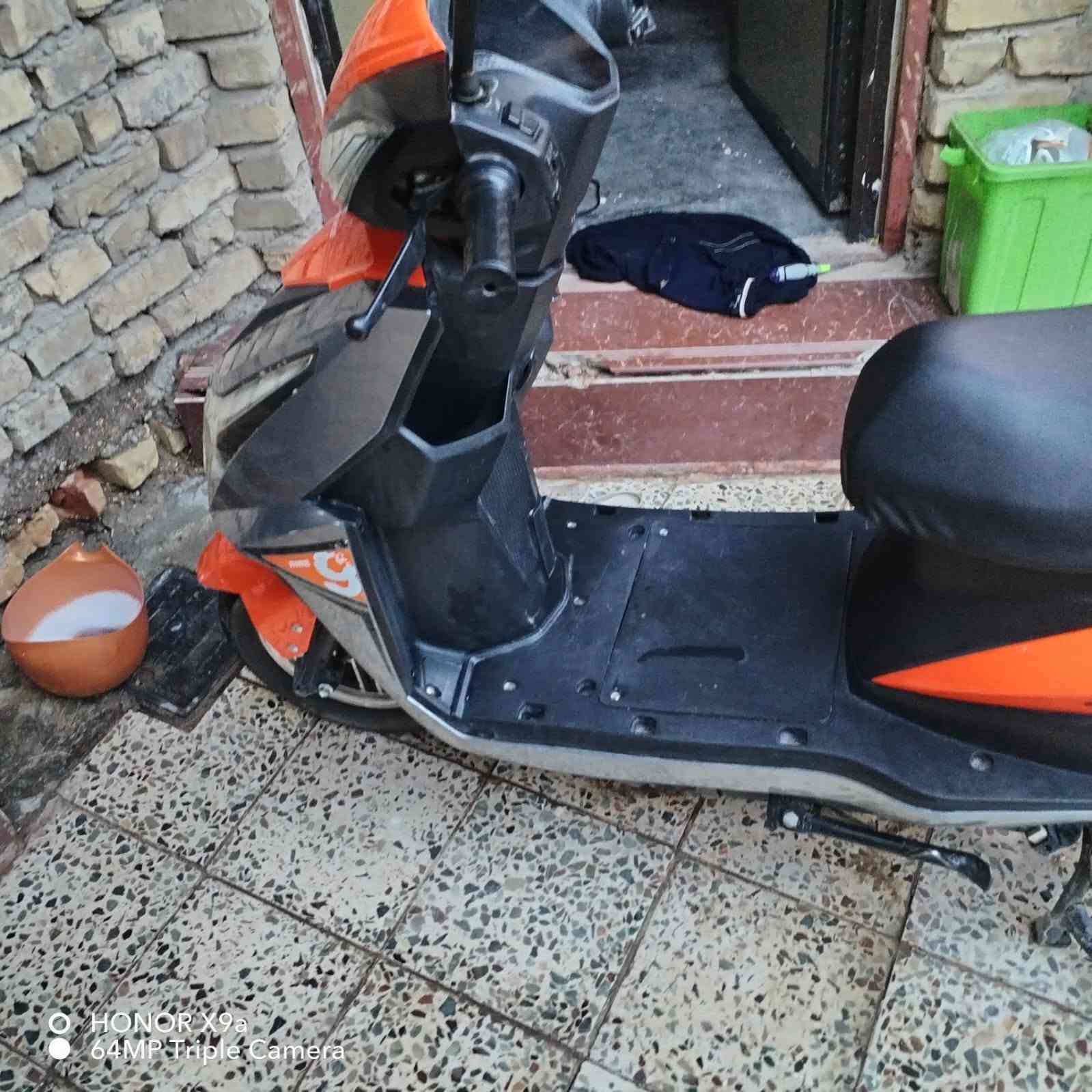 ماطور سكنس بعده بلادي استخدام قليل 6بطاريات مسطره بلاديه يقرن 10وفوك السعر 600 هاتف
***********

نص مكتوب في الصور:
- HONOR X9a 64MP Triple Camera
- HONOR X9a
- 64MP Triple Camera
- O HONOR X9a 64MP Triple Camera