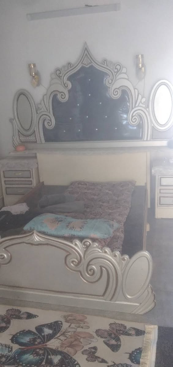 غرفة اخشاب شغل عراقي مستعمله بس نضيفه ٨قطع للبيع السعر ٥٠٠ الف وبيها مجال  للاتصال على الرقم  ***********
