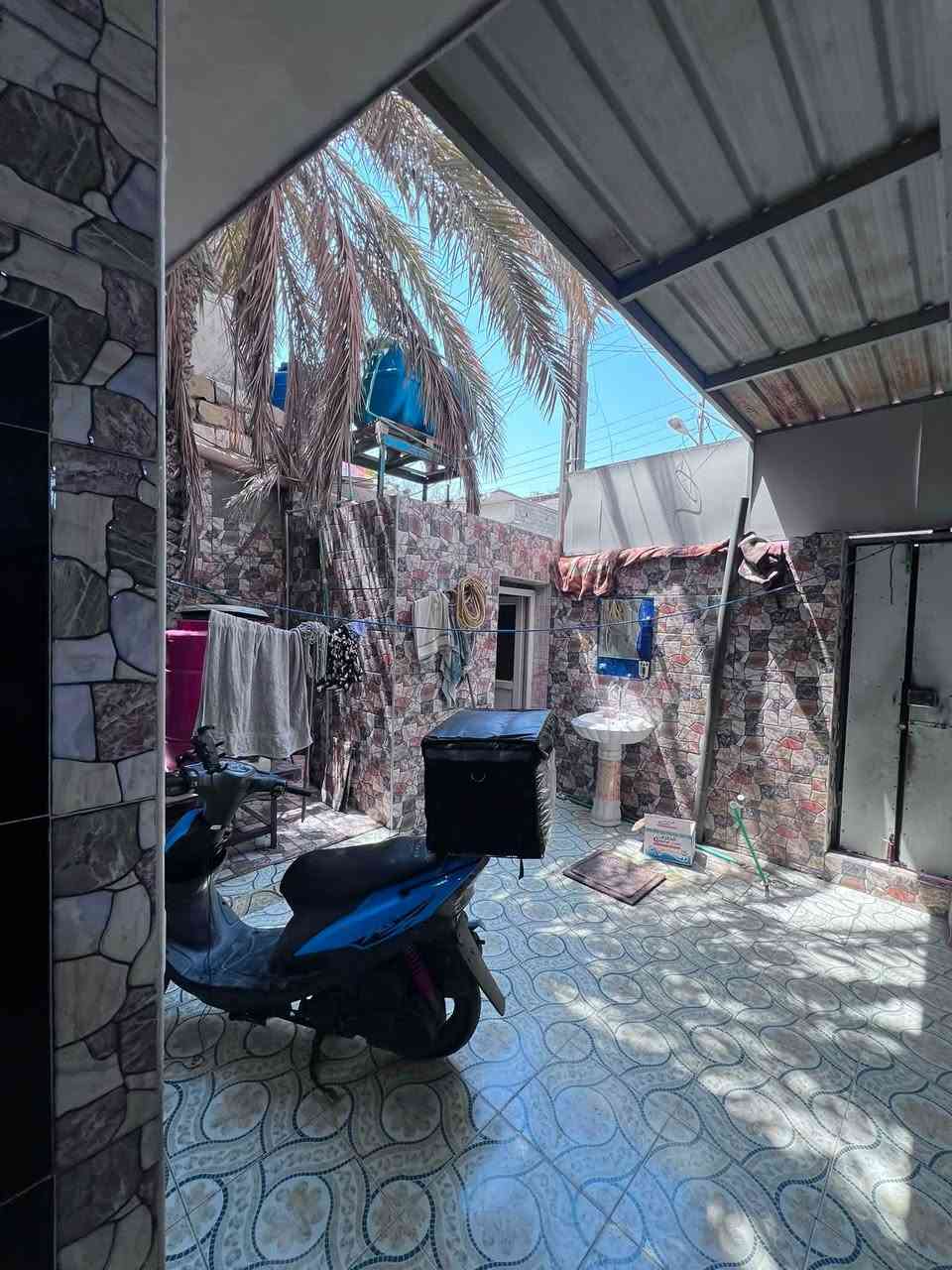 عقار في الحيانيه على المستطيل المنطقه الرابعه خامس فرع عن شارع اول لاين 
خلفه شارع القائد
يحتوي على غرفتين وديوانيه وصاله ومخزن خارجي يصلح غرفه او ديوان
طابو صرف بأسمنه 
السعر 125000000 قابل للتفاوض
***********
