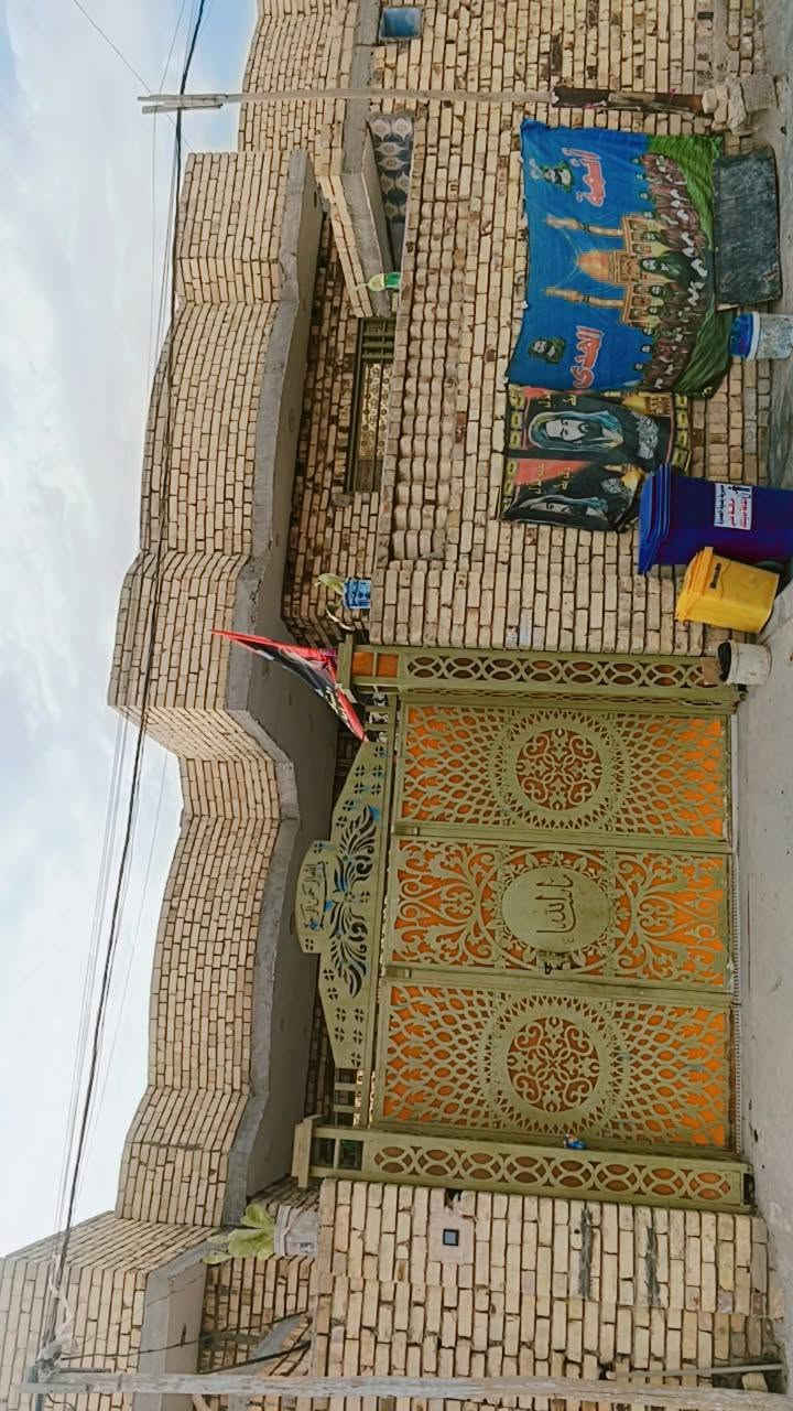 سلام عليكم بيت للبيع بحي الغدير الثانيه قرب الاربع سايدات مال السياسيين علا ساحه لبيت رقم بي معامله مساحته 200 متر الاستفسار علا الرقم ***********
