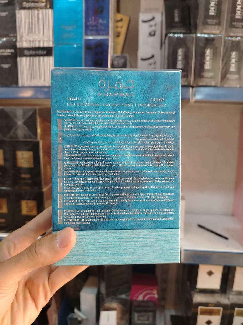 عطر خمرة واحة (Khamrah Waha)،
عطر خمرة الازرق
وهو أحدث إصدارات سلسلة عطور "خمرة" الشهيرة
من دار لطافة (Lattafa) الإماراتية.
يتميز هذا الإصدار بأنه عطر صيفي منعش (أروماتك - مائي) للجنسين، على عكس الإصدارات السابقة الشتوية والدافئة
الحجم ١٠٠مل 
 إفتتاحية العطر (النوتات العليا): البرغموت، فاكهة اليوزو اليابانية المنعشة، الزنجبيل، وتوت العرعر.
قلب العطر (النوتات الوسطى): الخيار، ملح البحر (الأملاح المائية)، المريمية (الميرمية)، وزهرة السوسن.
قاعدة العطر (النوتات الأساسية): الفانيليا، حبوب التونكا، والمسك، بالإضافة إلى جزيئات (Ambrofix) و(Akigalawood) لتعزيز الطابع الخشبي وثبات العطر
☎️ للتواصل واتس ***********
🚗 اطلب اليوم يصلك العطر الى باب بيتك
#ادم_للعطور #عطورات #عطرك #بغداد #بصرة
