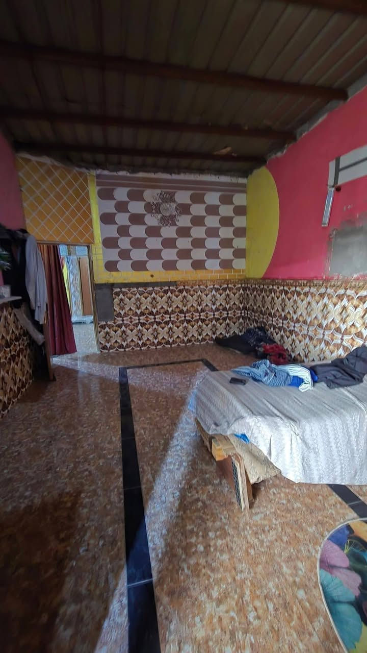 يتوفر بيت تجاوز اللبيع
المساحة 200متر 

العنوان القبلة حي رشيد 

السقف جينكو شقل درجة اولة 

 يتكون من غرفتين وصالة وديوان ومطبخ وطارمة صحيات خارجية داخلية يبعد عن تبليط 150متر 

سعر 15مليون وقابل التفاوض 

اخوكم ابو عباس ***********
