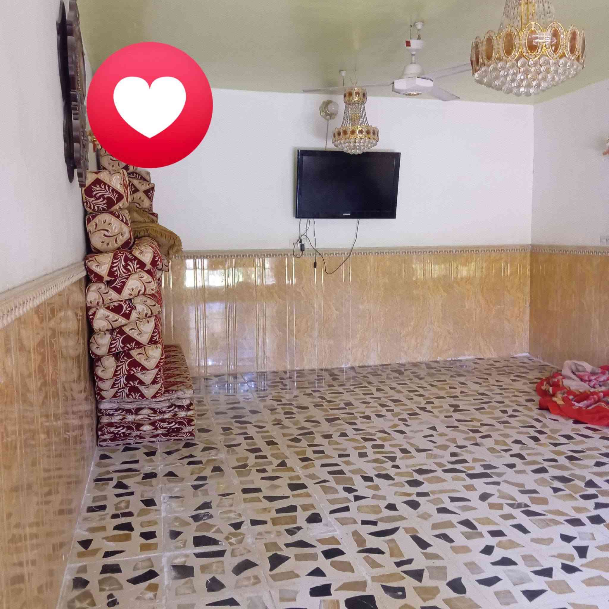 السلام عليكم عندي بيت  مساحته 250 متر طابقين كونكريت مسلح كاشي سيراميك 5 غرف بيت كامل من كلشي هو وخدماته.  . بحي العسكري العابد قطاع 11 بالبدايه  يرهم بيع ومراوس حسب القناعه  والفرق مو مهم  التواصل ***********
