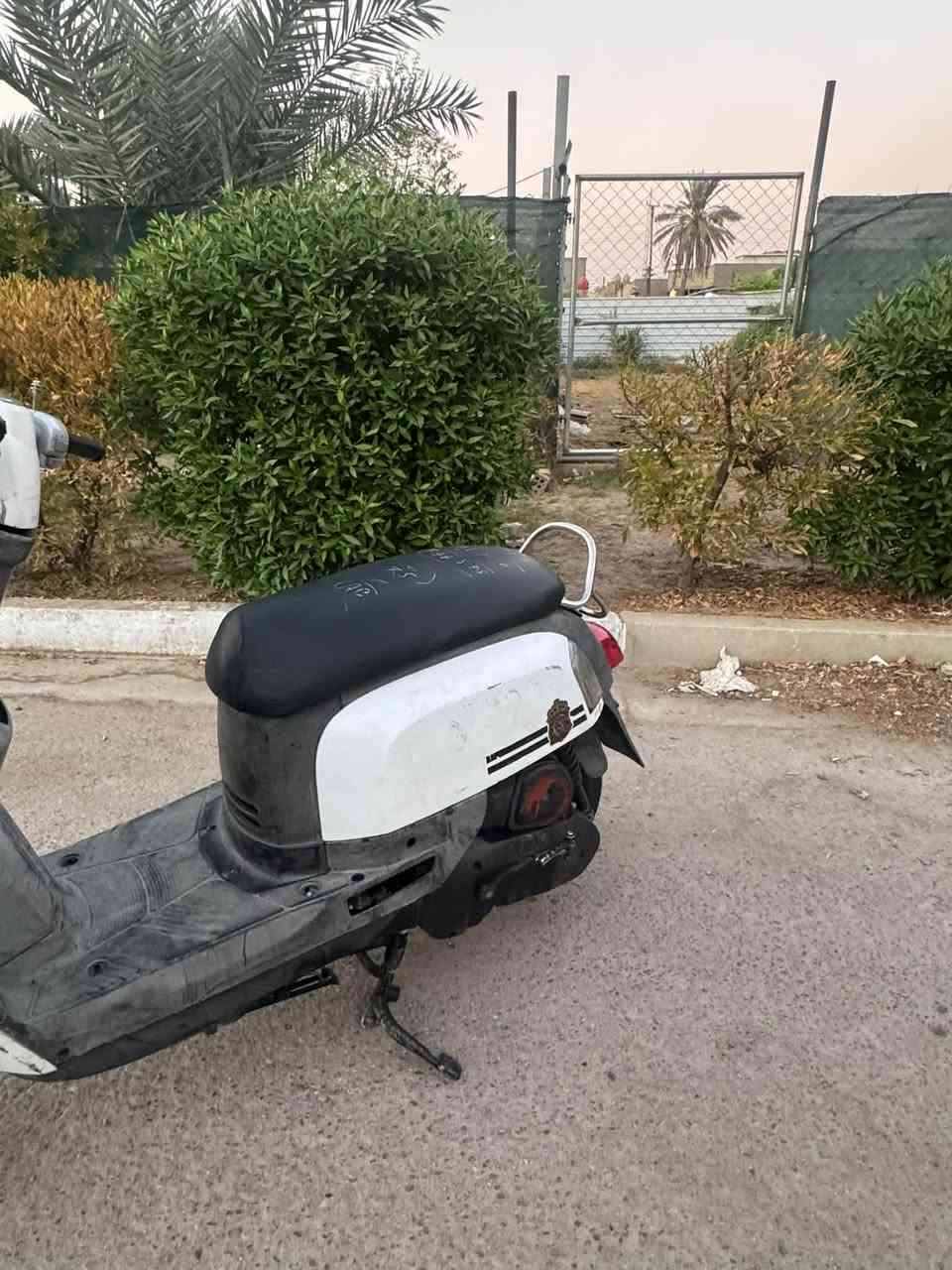 السلام عليكم للبيع ماكس بوليس  دراجة كلهة بلادية وختم واحد وي المكينة تتعب تكول نضيفة نكرة سلف وهندر بكل وقت سلف كابريتر بلادي دراجة بعد احلة من الصور بل عافية عل ياخذها  اوراقهة كاملة السعر 600 الف وبيهة مجال العنوان بغداد البلديات رقم ***********

