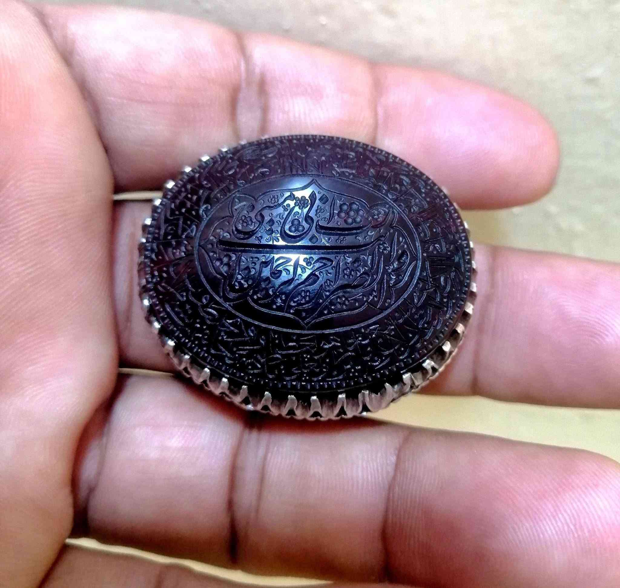 النوادر هيه غايتنا في الاقتناء عودناكم على ان نختار لكم الخواتم الجميله والتي يعشقها من ينظر إليها نقدم لكم جوهره من العقيق اليماني الكرزي الداكن المائل إلى الشفه حجم كبير يمتاز بصياغه في غايه الروعه للبيع على الخاص اوالاتصال على الرقم التالي ***********
