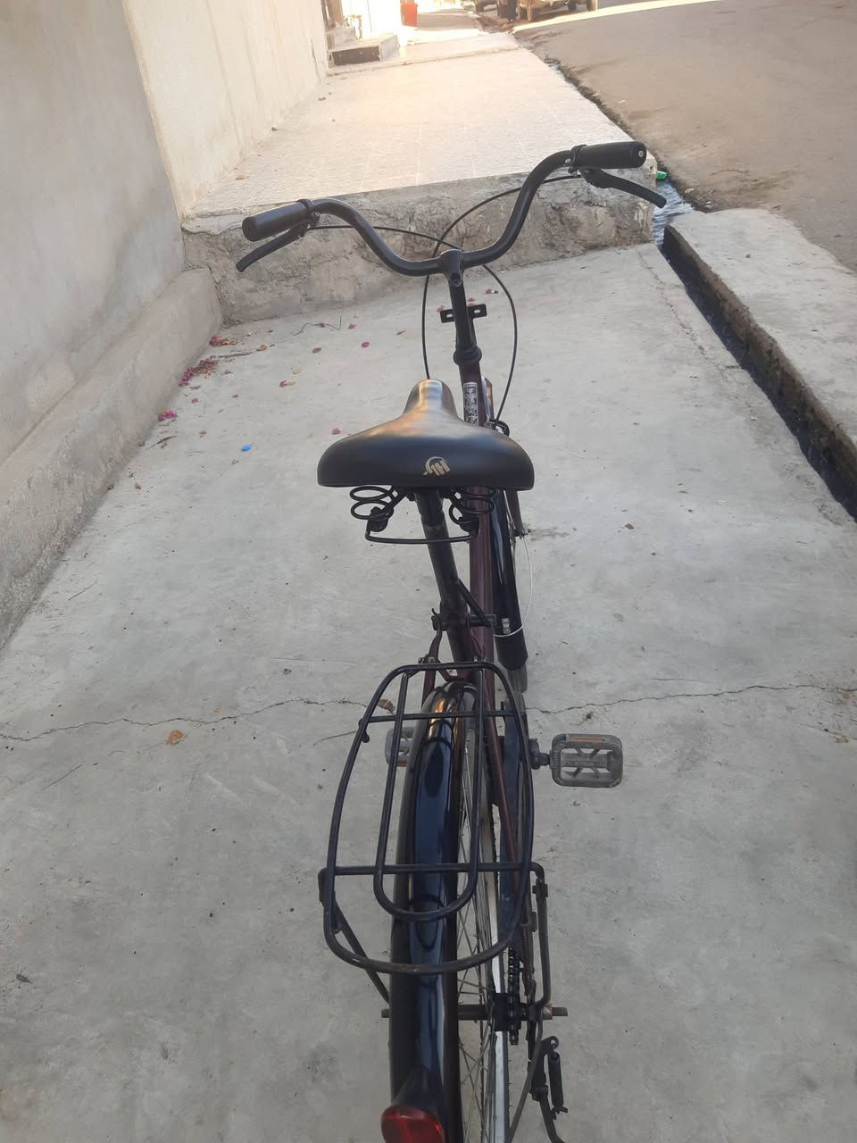 سلام عليكم 
بايسكل للبيع سعر 85 نضافتو بل صوره امبدل جوابا عنوان حي الوحده يم مجسر ميثاق تواصل على الصفحه او على رقم ***********

