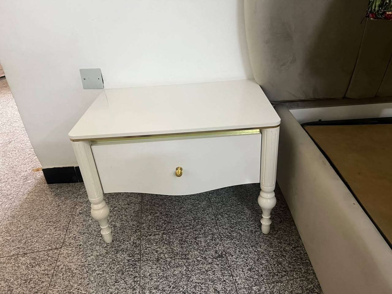 متاح غرفة ٩ قطع تركي اخذتها من هوم سنتر الحسني قبل فترة بمليونين و ٦٠٠ الف، اريد ابيعها غرفة تكمة قوية وجبيرة اريدها بمليون ونص وبيها مجال، بيها ضررين السيباية مال سرير يريد تنلحم والتريشة مال باب الكنتور تنلزك موضح كلشي بالصور داخل المنشور مكاني بغداد سبع ابكار ***********
