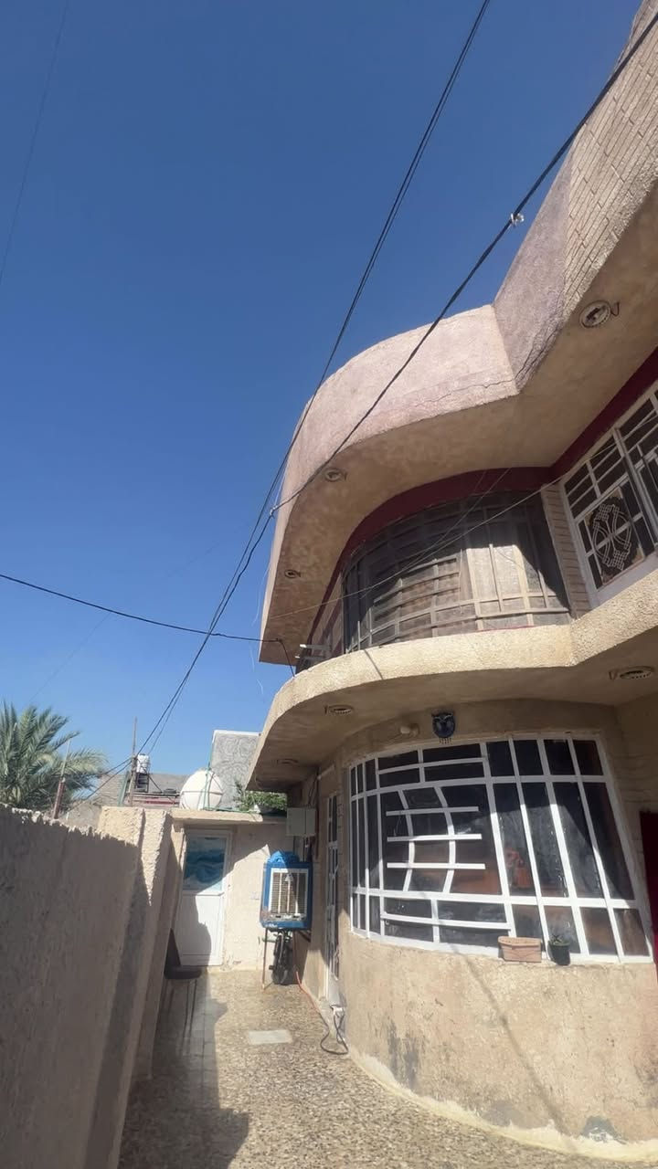 السلام عليكم 
دار للبيع 🏠 مساحه الدار ١٥٠ متر طابقين 
الطابق الاول يحتوي عالغرفتين واستقبال ومطبخ وصحيات 
والطابق الثاني يحتوي على ثلاثه غرف وصحيات وسطحين وصحيات خارجيه دار كامل مابي نقص العنوان المشروع شارع ابو دريس للاستفسار عالرقم ***********
***********
