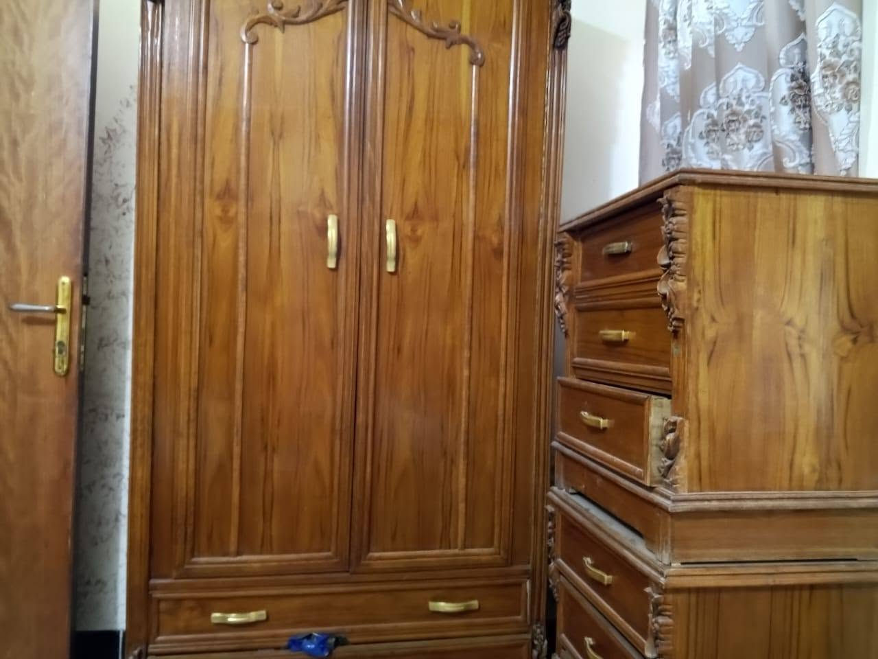 سلام عليكم غرفة صاج عراقي و زان مصري 7 قطع ثقيل نقص جامة ميز تواليت الغرفة نضيفة كلش المكان بغداد الحرية حي السلام  السعر مليون و ربع و بيها مجال يرضيك ويرضينه الاتصال *********** متوفر واتساب
