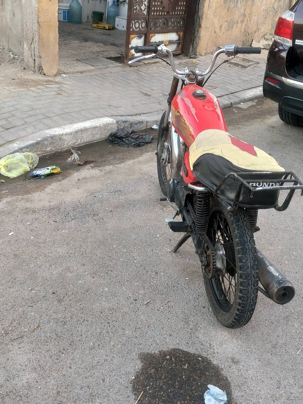 السلام عليكم  دراجه ايراني نامه محرك انيرجي نضيف دراجه نضيفه وحلوه بيها نقوصات بصيطه بس الدوسه والبنزات  الباقي مكفول مكينه مجفته مروه وحده لا تنقص ولا تبخر تايرات نضاف شاصي نضيف ب٢٥٠ وبيها مجال مكاني قبله