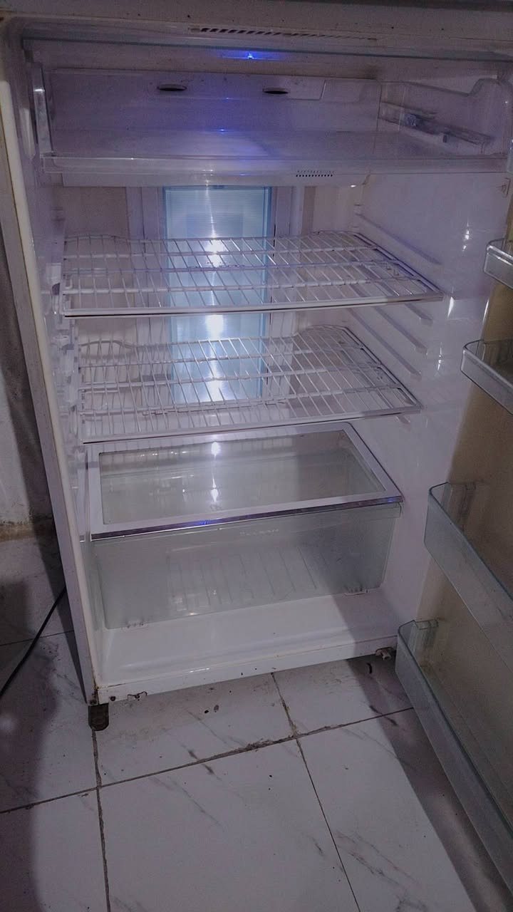السلام عليكم ثلاجه نضيفه كل عيب مابيهه حجم كبير السعر 250 وبي مجال بصيط بيع مستعجل المكان بغداد جكوك راسلو واتساب الرقم  ***********
