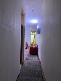 عندي بيت يحتوي عله ستقبال و ثلاث صحيات ومطبخين حار وبارد ومساحت درج و ...