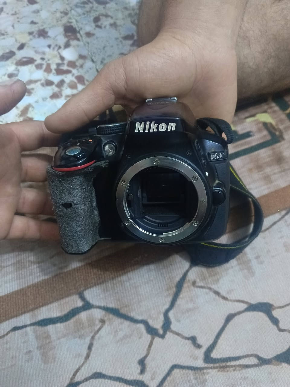 نيكون للبيع D5300  مع عدسه وحده و3 بطاريات وشاحنه ورام اصلي للتواصل واتساب 
***********
