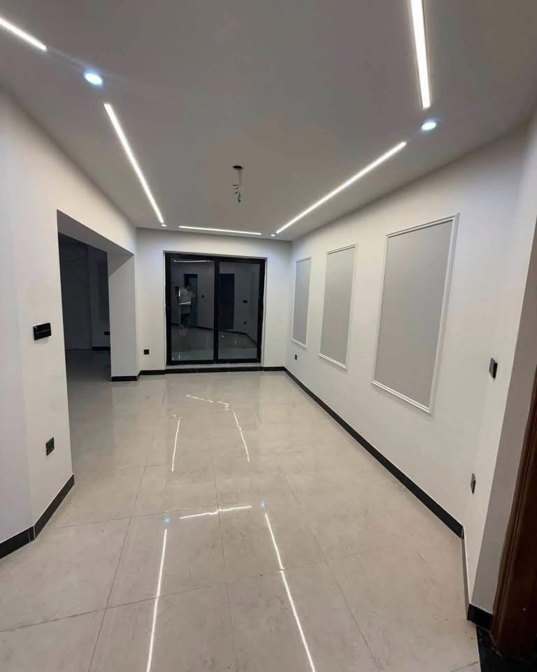 بيت للايجار في الكرادة 🔴
📍الموقع : كرادة داخل قرب كنيسة مار يوسف
🔷 المساحة : 270 متر ركن  🔷
🔷 يحتوي على : 6 غرف نوم و وصحيات عدد 3 ومطبخ كبير واستقبال 🔷
🔷 يحتوي على كراج سيارة وحديقة🔷
————————— 
🏢 شركة نبض العراق للاستثمار والتسويق العقاري 
🔺نستقبل كافة عروضكم وطلباتكم 
🔺للاستفسار : 
***********
