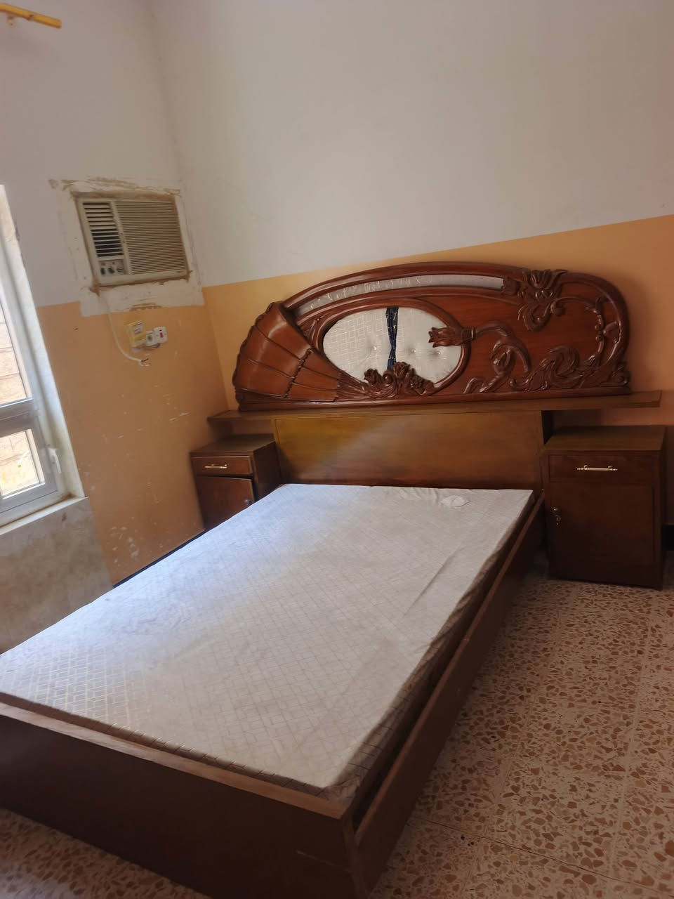 سلام عليكم غرفة نوم صاج ثقيل ونضيفه حيل سعر 400 وبيها مجال وكو توصيل ***********
