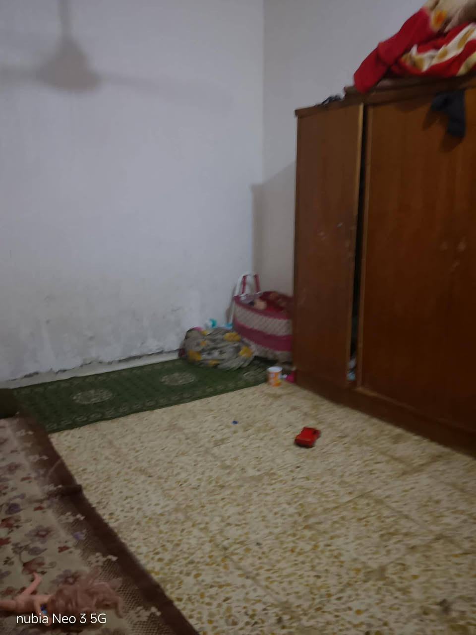 السلام عليكم دار للبيع المساحه ١٠٠متر في الطهمازيه فرع مدرسة الهدف المساحه ١٠٠متر طابو زراعي سند ٢٥خدمات مجاري وكهرباء ومي  الاتصال على هاذ الرقم ***********
