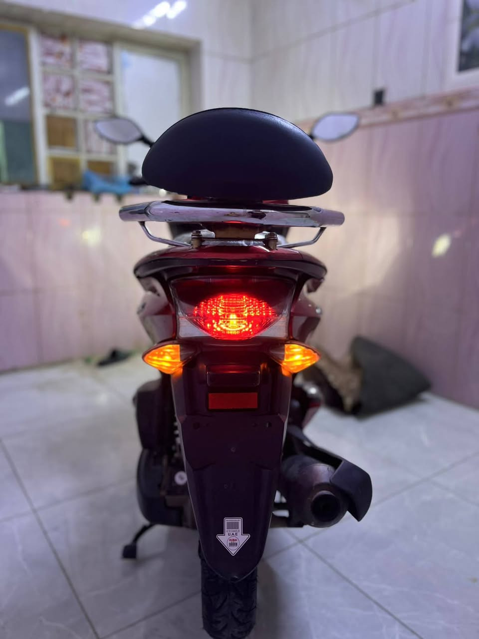 السلام عليكم دراجه pcx جيل الاول ياباني دراجه مكفوله كفاله عامه ماشيه (18الف)  مال رمبه حساس ازدحام حساس ستان لد أمام لد خلفي مكينه برغي ممفتوح بيه شلعه معدل فول مال جناي دراجه  جديده على ايدي الدراجه الرمبه 
#السعر (مليون 500)
#العنوان بغداد الكرخ 
#الأتصال على الرقم
*********** بغداد, العراق
