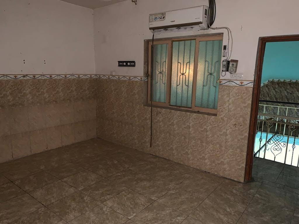 بيت للبيع مساحه 150 طابو صرف
طابقين اربع غرف بناء مرتب .مكانه طويريج حي الامير خلف الجنسيه التفاصيل اكثر 
***********
