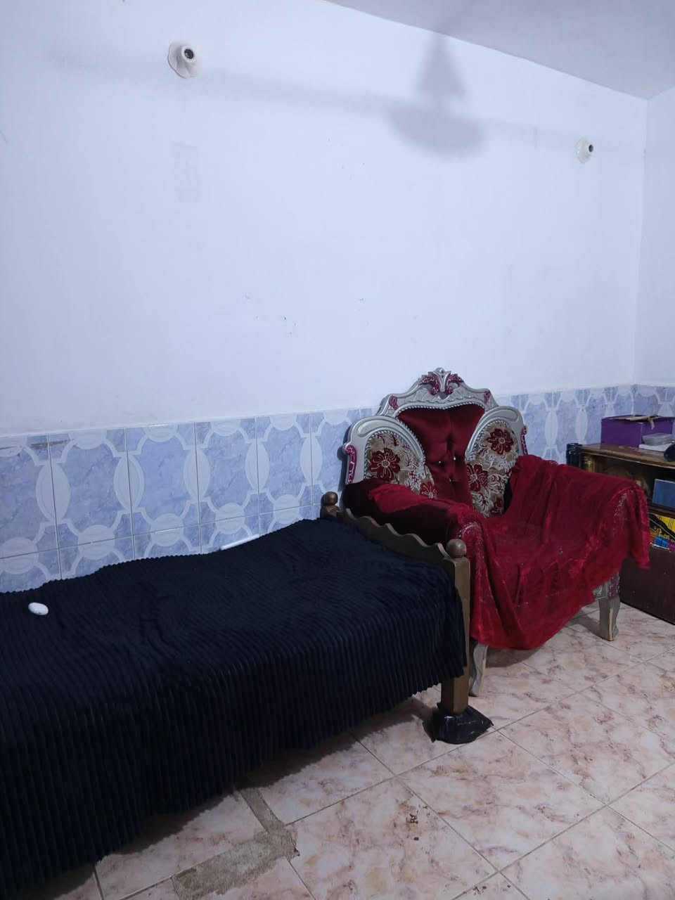 السلام عليكم 

مشتمل للبيع مساحته ٨٠م في العزة الجديدة على الشارع العام طابقين الطابق الارضي يتكون من غرفتين نوم واستقبال ومطبخ وصحيات داخلية وخارجية والطابق الثاني يتكون من غرفتين نوم ومطبخ وصحيات
 
واتساب 
***********
