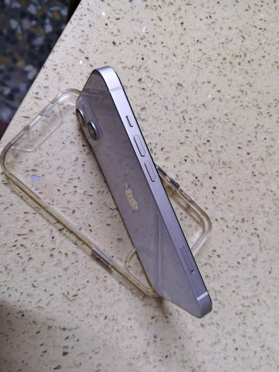 السلام عليكم ١٣عادي بطاريه٩٢🔋الجهاز بلادي مابي اي شي جهاز مكفول من كلشي علا وضعه ل بلادي ذاكره١٢٨ لسعر ٥٢٥وبي مجال عنواني بغداد البياع تواصل ***********

نص مكتوب في الصور:
- حالة البطارية والشحن
- كما هو الحال مع البطاريات القابلة لإعادة الشحن، بطارية الهاتف قابلة للاستهلاك وتصبح أقل فاعلية مع الوقت. معرفة المزيد...
- الحد الأقصى للقدرة
- ٩٢٪
- هذا قياس لقدرة البطارية مقارنة بقدرتها عندما كانت جديدة. قد تتسبب القدرة المنخفضة بتقليل ساعات الاستخدام بين عملية الشحن والأخرى.
- أقصى قدرة للأداء
- ستساعد الأنظمة المضمنة في النظام والمكونات في تخفيف آثار الأداء التي قد تلاحظها أثناء التقدم الكيميائي في عمر بطارية iPhone.
- شحن البطارية المحسن
- للحد من استنزاف عمر البطارية، يتعلم الـ iPhone من عادات الشحن اليومية، بحيث ينتظر ولا يتجاوز ٨٠٪ حتى يحين موعد حاجتك إلى استخدامه.
- ٣:٣٦
- حول
- < iPhone
- الاسم
- < 27.0
- iOS إصدار
- iPhone 13
- اسم الطراز
- MLND3J/A
- رقم الطراز
- TV04YW7JPD
- الرقم التسلسلي
- انتهت صلاحية التغطية
- الأغاني
- ١١٠
- الفيديوهات
- ٣٤٢
- الصور
- V
- التطبيقات
- ٢ ١:٧٨