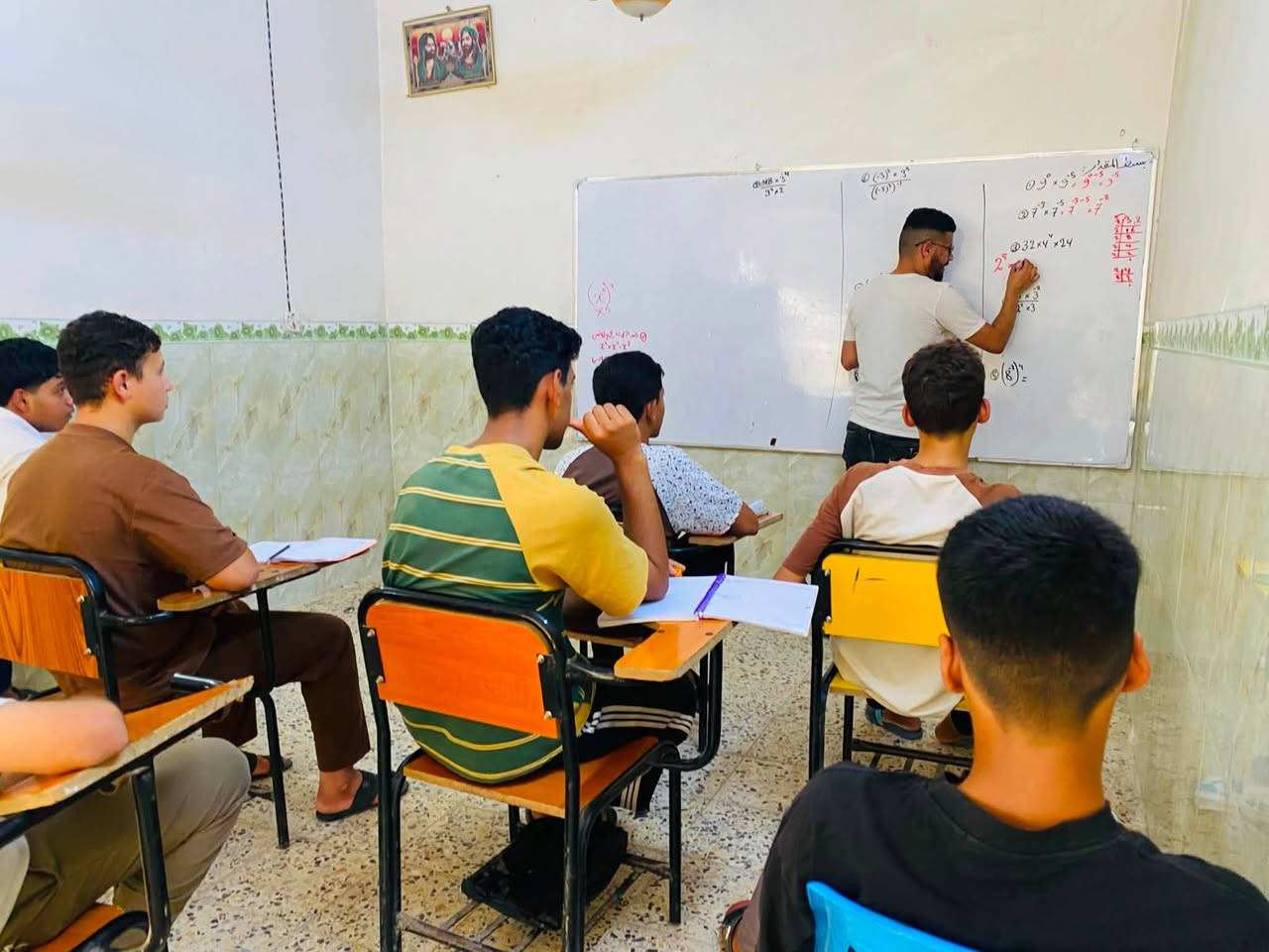 جانب مصور من الدروس اليومية لصف الثاني  المتوسط لطلاب الدور الثاني استعداداً لامتحانات الدور الثاني داخل معهد الحيدرية التعليمي

بإشراف الأستاذ محمد قاسم مدرس مادة الرياضيات 

للتواصل  والاستفسار 

ارقام الأدارة 

***********
***********
***********
