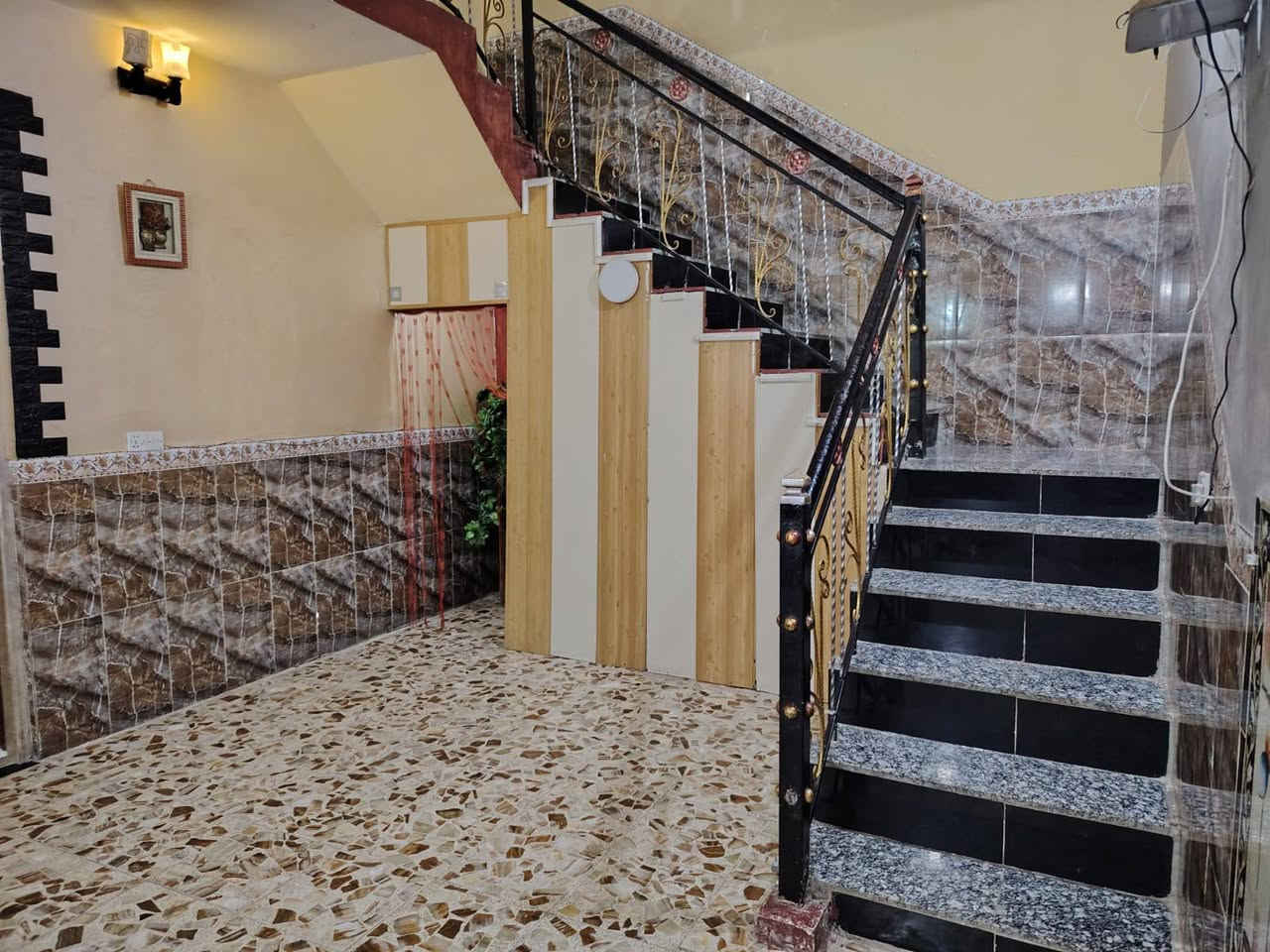 السلام عليكم
بيت للبيع مساحه 280 طالع منة مشتمل 50متر

باقي صافي 230متر البيت طابو زراعي 

حي السفير على الشارع العام شارع 20 البيت الكفاءة والسفير

مقابل منتزه الكفاءة 

ملاحظا البيت يباع وحدة أو مع المشتمل

للاستفسار ***********

