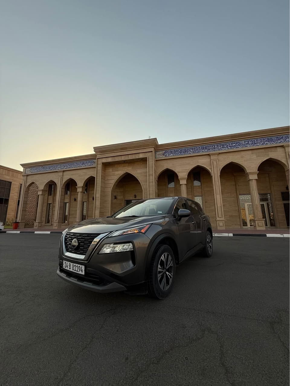 السلام عليكم 
نيسان روج  موديل 2023  
  الشكل الجديد 
لون رصاصي 
وارد امريكي 
حادثها جاملغ ايسر السايق على البارد بدون صبغ
السيارة بأسمي بصرة هزة جديدة 

مواصفات    

بصمة تشغيل 
ابواب بصمة
نظام ترحيب
تبريد قطعتين
رادار امامي خلفي جانبي 
تحديد مسار قيادة آليه
1500 تيربو محرك 3 سلندر
مانع تصادم خلفي امامي
نقاط عمياء 
شاشة ايباد تدعم كار بلي 
حساس اطارات 
ليد امامي نهاري
كشن السائق كهرباء

فول تحكمات استيرن جهتين
شفتات ستيرن 
تبريد بيانو شاشة منفصل
سايد بريك بصمة 
اوتو هولد 
حساسات خلفية 
أنضمة قيادةعدد3 ايكو / ستندر / سبورت
وباقي المواصفات معروفة  للسيارة
مكان السياره البصرة شط العرب
سعرها 165وبيها مجال
*********** Singapore
