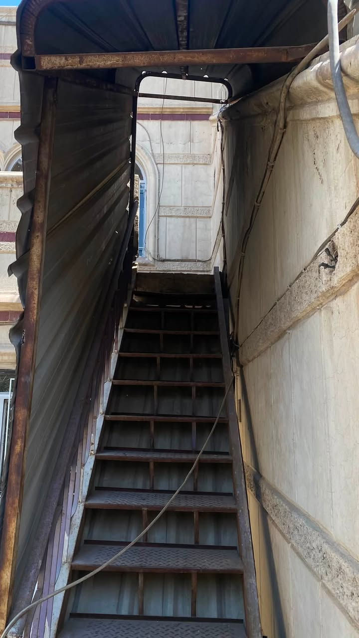 درج خارجي نضيف الطول 4متر مثل ما موضح بالتصوير مستعجل على البيع ***********
