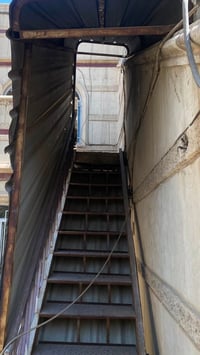 درج خارجي نضيف الطول 4متر مثل ما موضح بالتصوير مستعجل على البيع 077105...