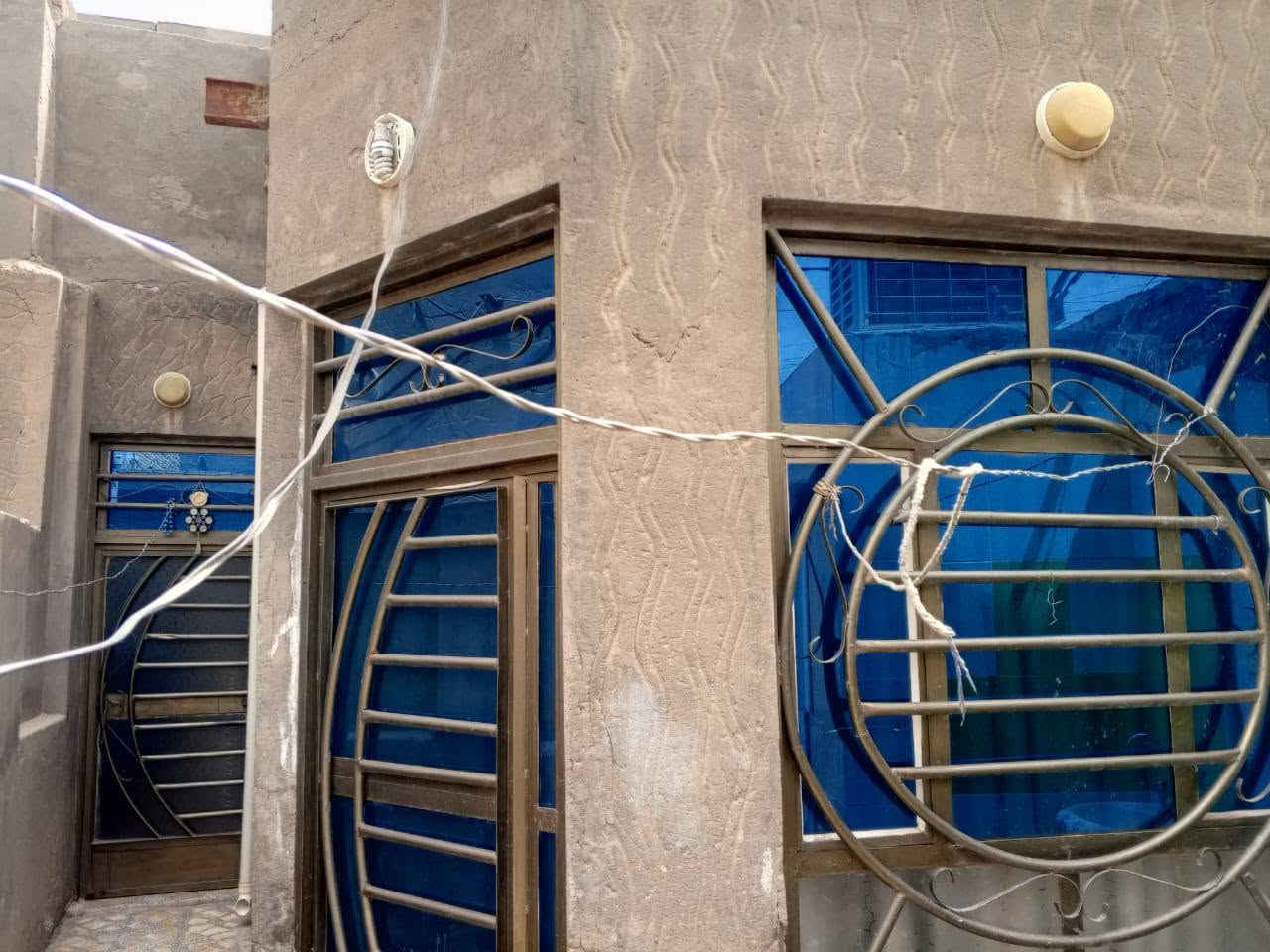 بيت للبيع حي الفرات مساحه ١٠٠ متر الواجه ٤ ونص طابقين عكاده قريب شارع المستوصف الاستفسار ***********
