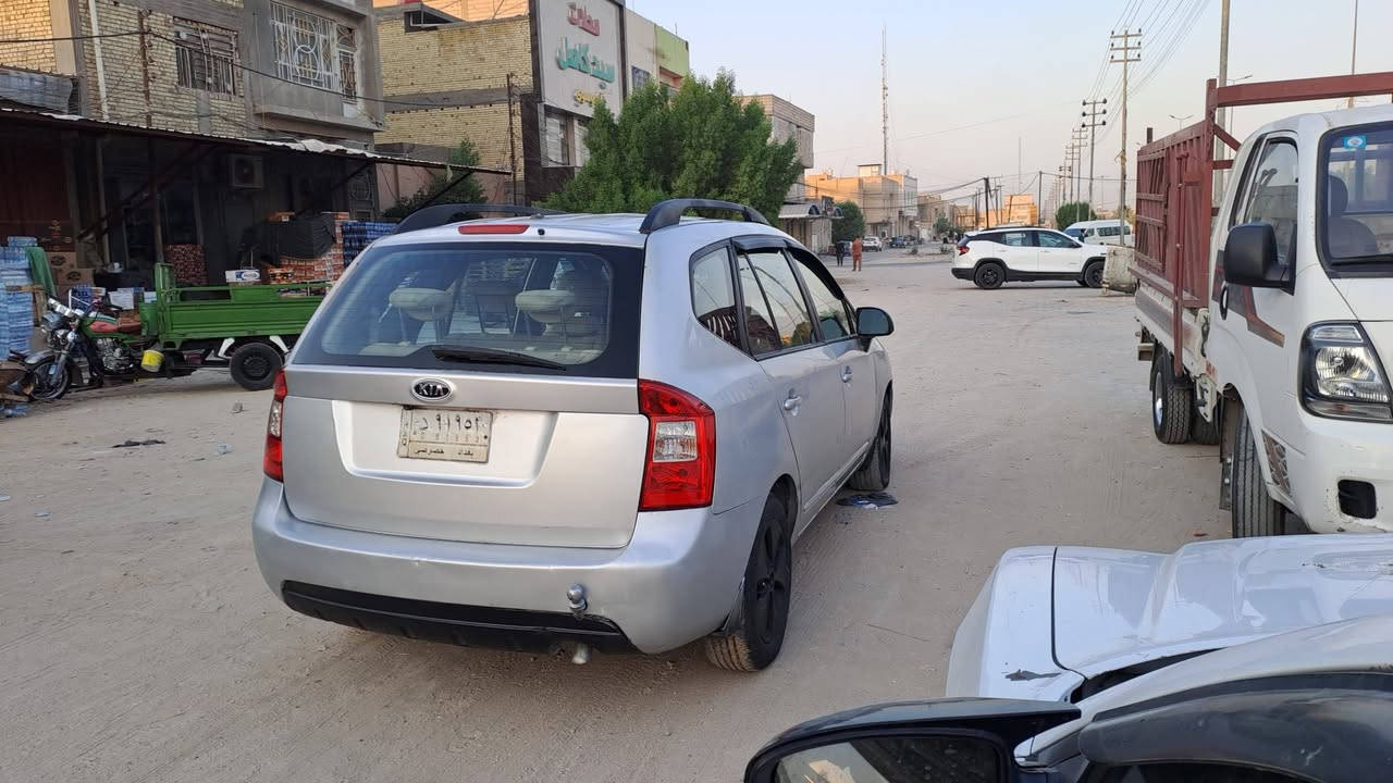 السلام عليكم من رخصه الادمن
كيا كارينز موديل ٢٠١٢ 

مكينه ٢٠٠٠ دوش كير شواصي الغود كفاله عامه تبريد منضومه كامله ثلج سبعه راكب السياره صاقط عليها تانكي ماء على القماره ومصلحه تعمير القماره ٦٠ بالميه ومصبوغه عام السياره رقم بغداد بسمي تحويل ثاني يوم سعر السياره ٧٥ ورقه وبيها مجال حك الجيه المكان كربلاء *********** / ***********
