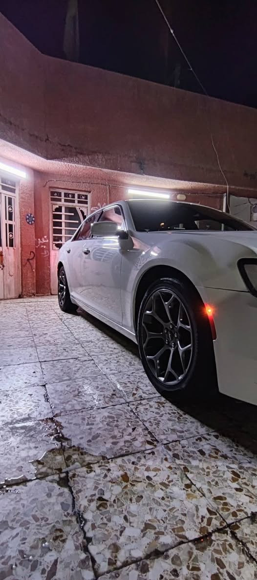 كرايسلر أوباما 300 S
_مديل 2019
لون ابيض قماره حديد 
 دخول جديد كتاب ضباط متقاعد
ملاحضه 👈 السياره مرقم بغداد تحويل ثاني يوم👉❤️

:((حادث السياره كما موضح بل صور جاملغ الأيمن الأمامي ول أيسر بارد قليل فقط بدون ايرباك. مكينه كير اكسل مكفول)). 

المحرك : V6 3.6
المواصفات :
* بلوجكتر امامي LED
* ويل قياس 20 أنج .
* شاشه كبيرة مع نظام ملاحة نفكيشن GPS .
* داخل جلد ختم S اسود
* مقاعد أمامية كهربائية عدد 2 .
* مقاعد أمامية تبريد وتدفئة .
* تشغيل عن بعد .
* تدفئة ستيرن .
* محدد سرعة .
* تلفون بلوتوث .
* كاميرا خلفية دواره. 
* مرايا متحسسة للاضاءة العالية .
* كير ماوس شفتات ستيرن
* داخل سياره لون اسود .

:((حادث السياره   جاملغ الأيمن الأمامي ول أيسر بارد قليل فقط باب الصدر ول وراء فقط كلير بدون صبغ بدون فتح وشد فقط اكلير بدون ايرباك. مكينه كير اكسل مكفول)).

مكان السياره بغداد
السعر اتصل ودلل
للستفسار ***********
