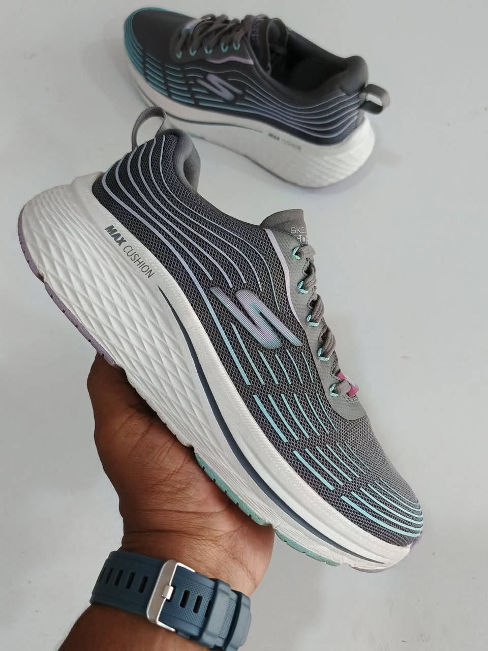 ▪️ سكجر ماكس كوشن باله اصلي اورجنال
▪️قياس 41.5---26.cm طول القدم 
▪️ نسبة نظافة ١٠٠٪ ✅🔥
👟 طبي وزن خفيف مريح القدم 
☎ واتساب ***********☎
🚗 توصيل كافة محافظات العراق 🚗 # #
