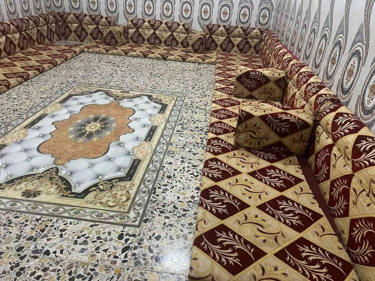 جلسه مضيف نضيفه 
مثل ماموضح بالصوره 
14 متر 
وجه واحد 
وياها 7 مخاد 
بالجهتين تخلي 3 ب3 والنص 1 

مكان كربلاء الامن الداخلي 
 رقم هاتف ***********
